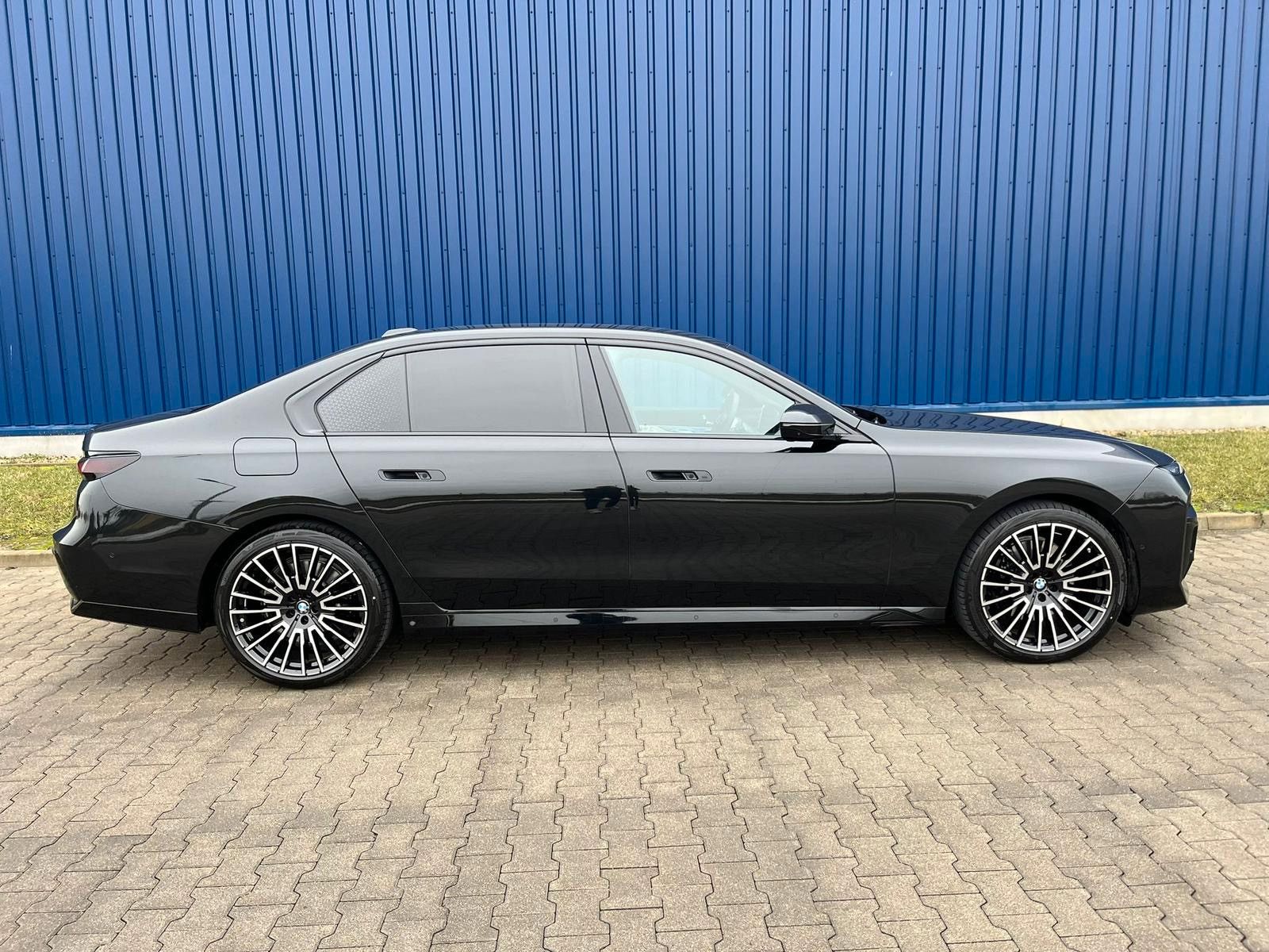 Fahrzeugabbildung BMW 740d xDrive M Sport TV,Aut.Tür,SkyL,B&W,Luft