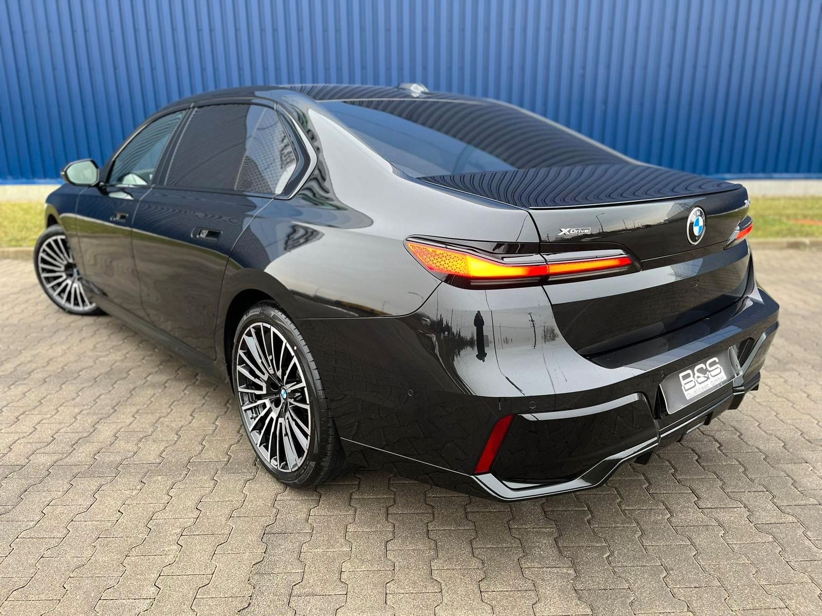 Fahrzeugabbildung BMW 740d xDrive M Sport TV,Aut.Tür,SkyL,B&W,Luft