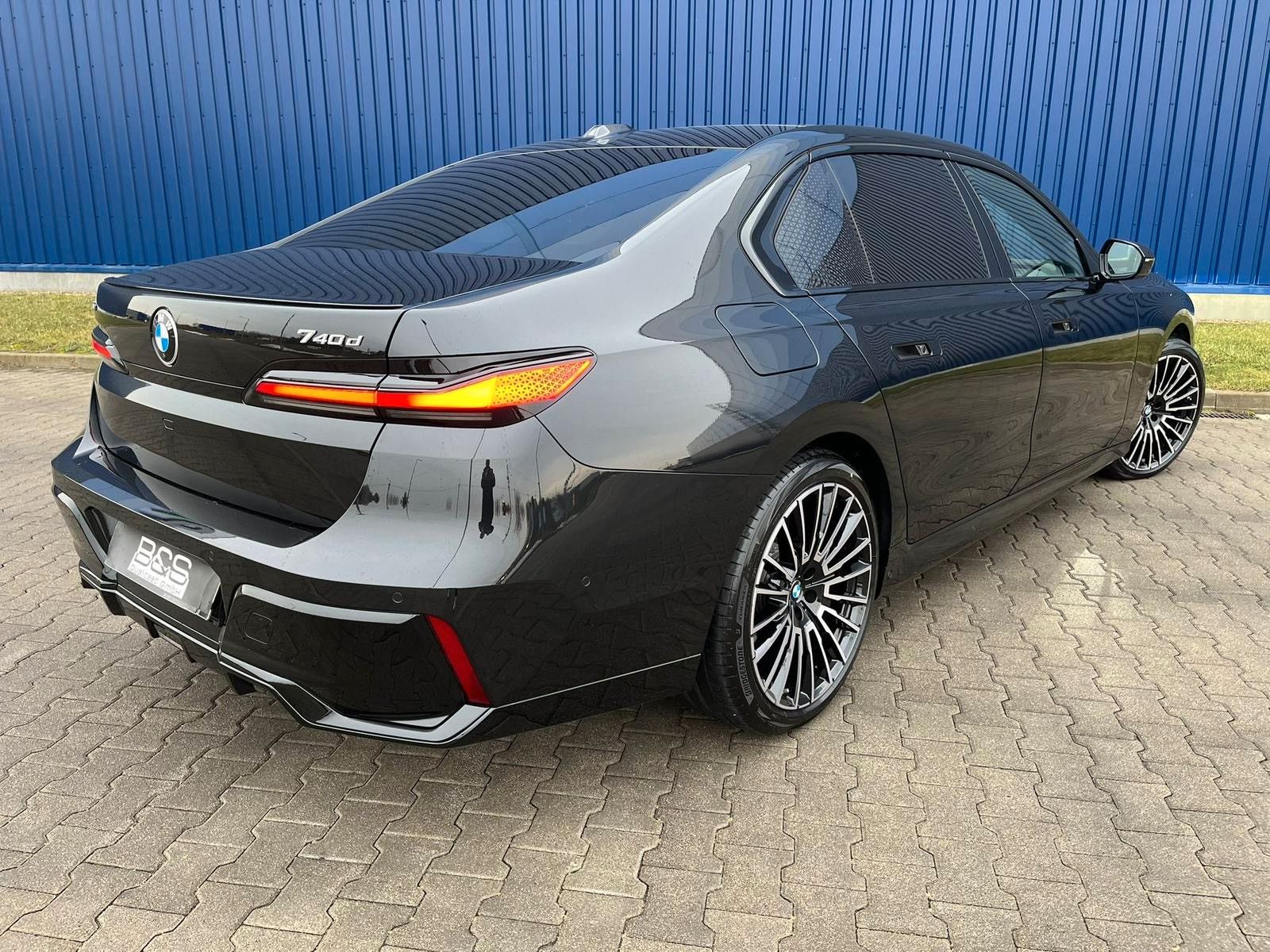 Fahrzeugabbildung BMW 740d xDrive M Sport TV,Aut.Tür,SkyL,B&W,Luft