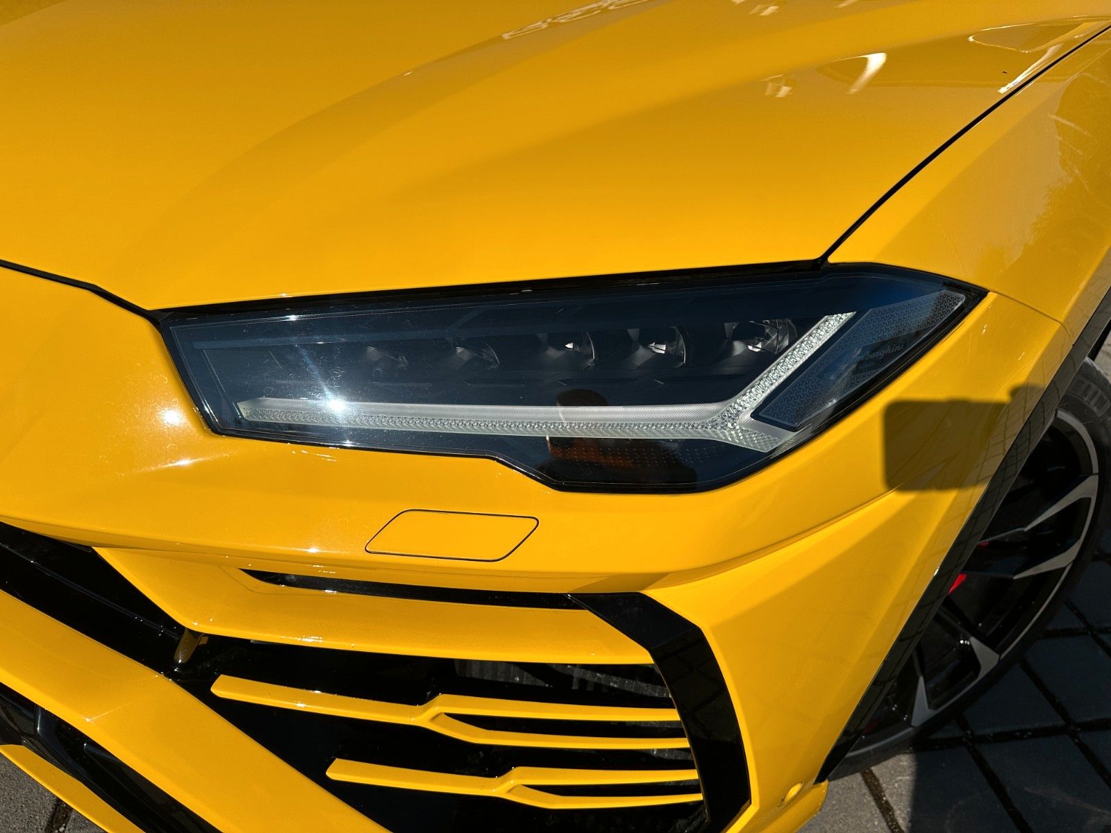 Fahrzeugabbildung Lamborghini Urus 4.0 V8 ACC,HUD,PANO,KERAMIK,LUFT,23",360...