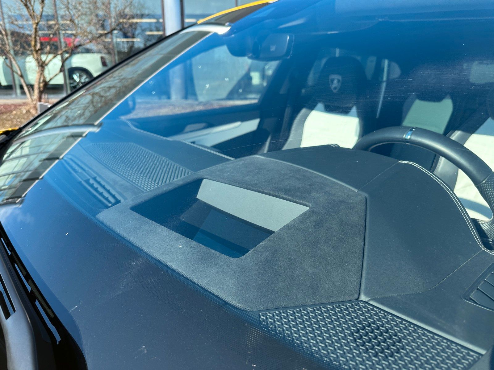 Fahrzeugabbildung Lamborghini Urus 4.0 V8 ACC,HUD,PANO,KERAMIK,LUFT,23",360...