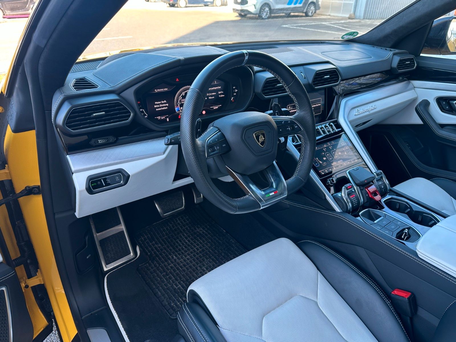 Fahrzeugabbildung Lamborghini Urus 4.0 V8 ACC,HUD,PANO,KERAMIK,LUFT,23",360...