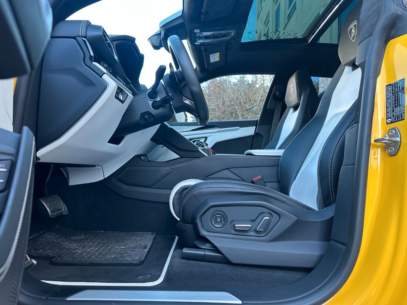 Fahrzeugabbildung Lamborghini Urus 4.0 V8 ACC,HUD,PANO,KERAMIK,LUFT,23",360...