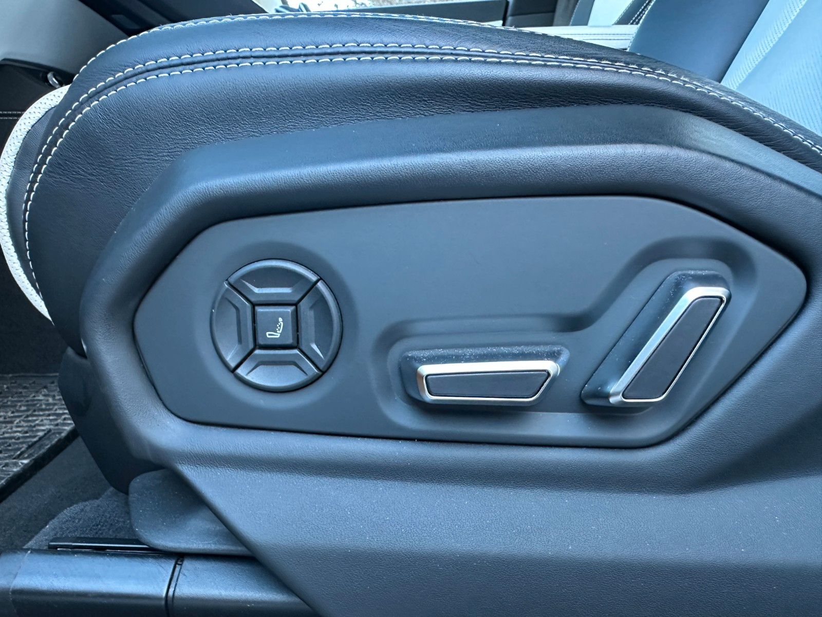 Fahrzeugabbildung Lamborghini Urus 4.0 V8 ACC,HUD,PANO,KERAMIK,LUFT,23",360...