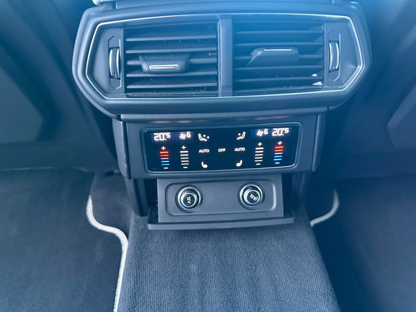 Fahrzeugabbildung Lamborghini Urus 4.0 V8 ACC,HUD,PANO,KERAMIK,LUFT,23",360...