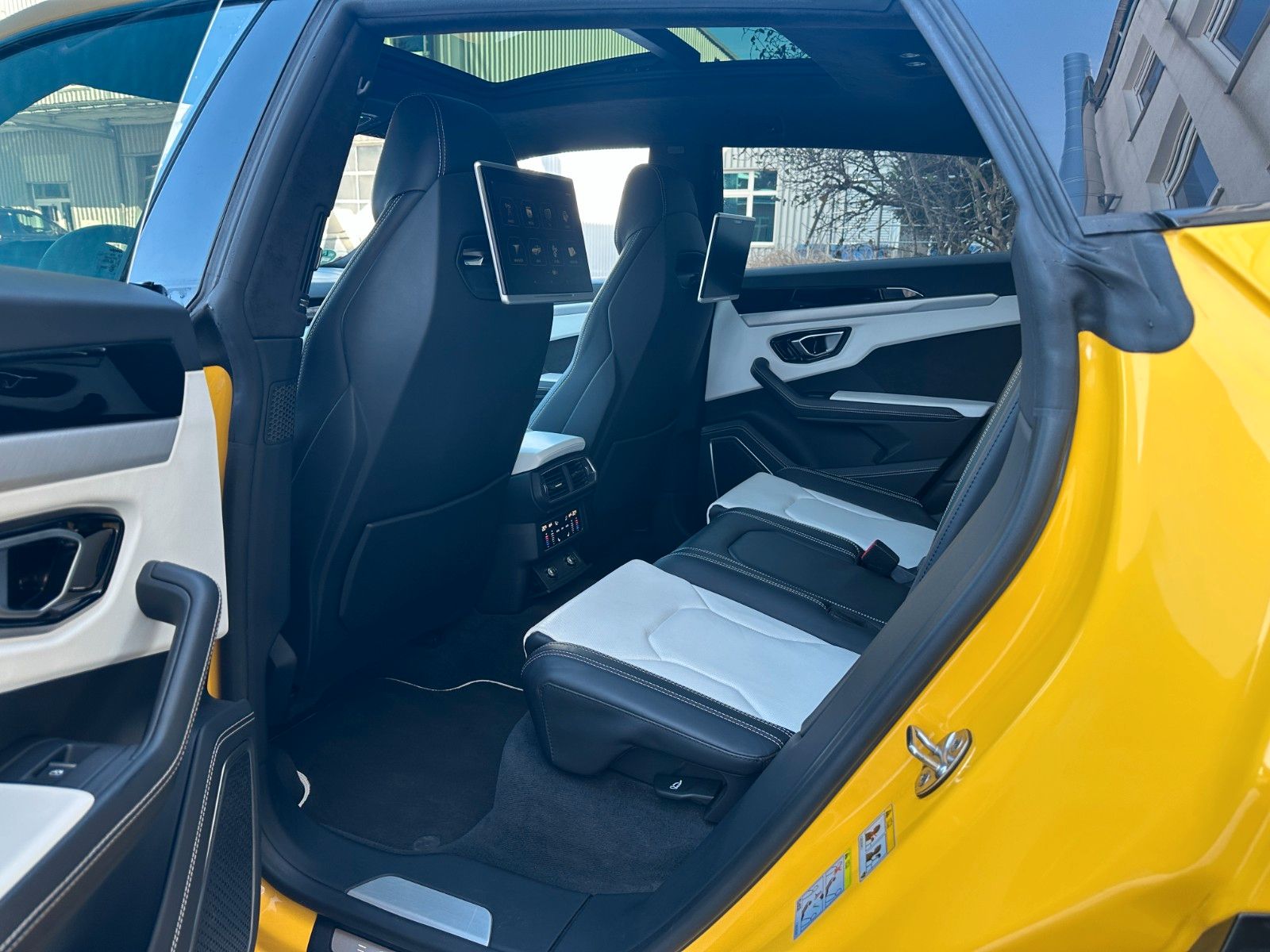 Fahrzeugabbildung Lamborghini Urus 4.0 V8 ACC,HUD,PANO,KERAMIK,LUFT,23",360...