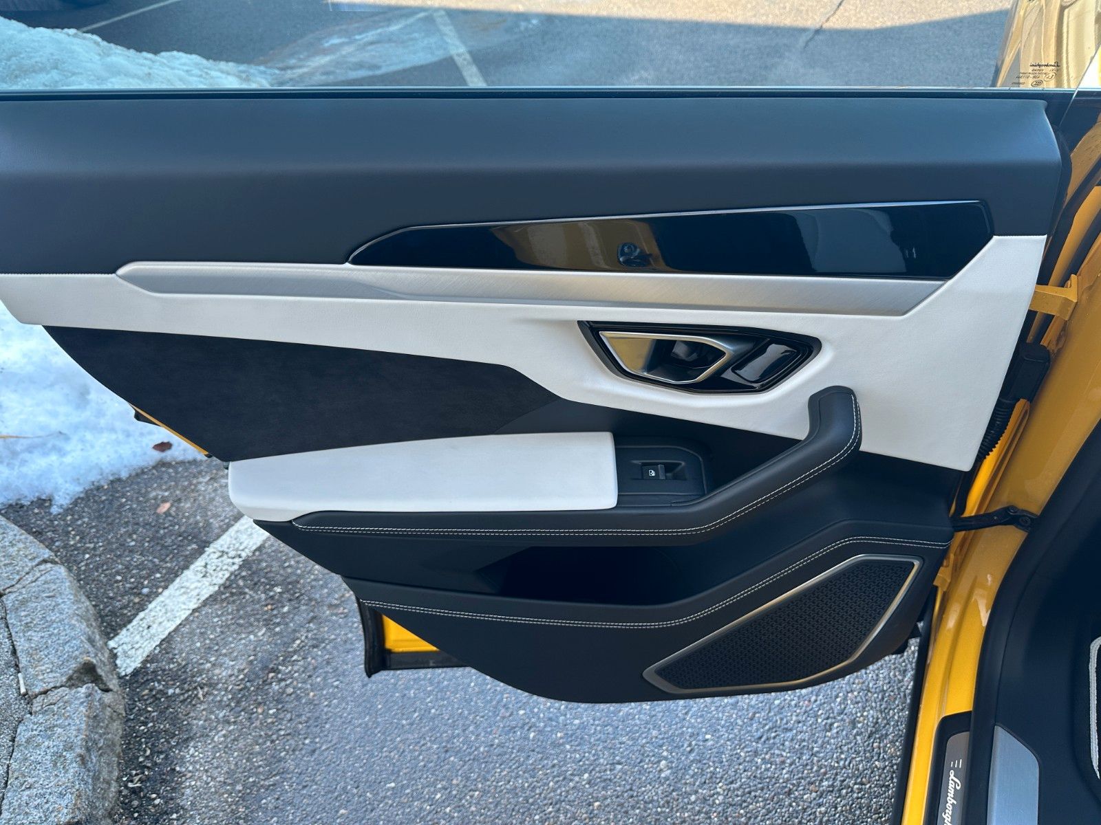 Fahrzeugabbildung Lamborghini Urus 4.0 V8 ACC,HUD,PANO,KERAMIK,LUFT,23",360...