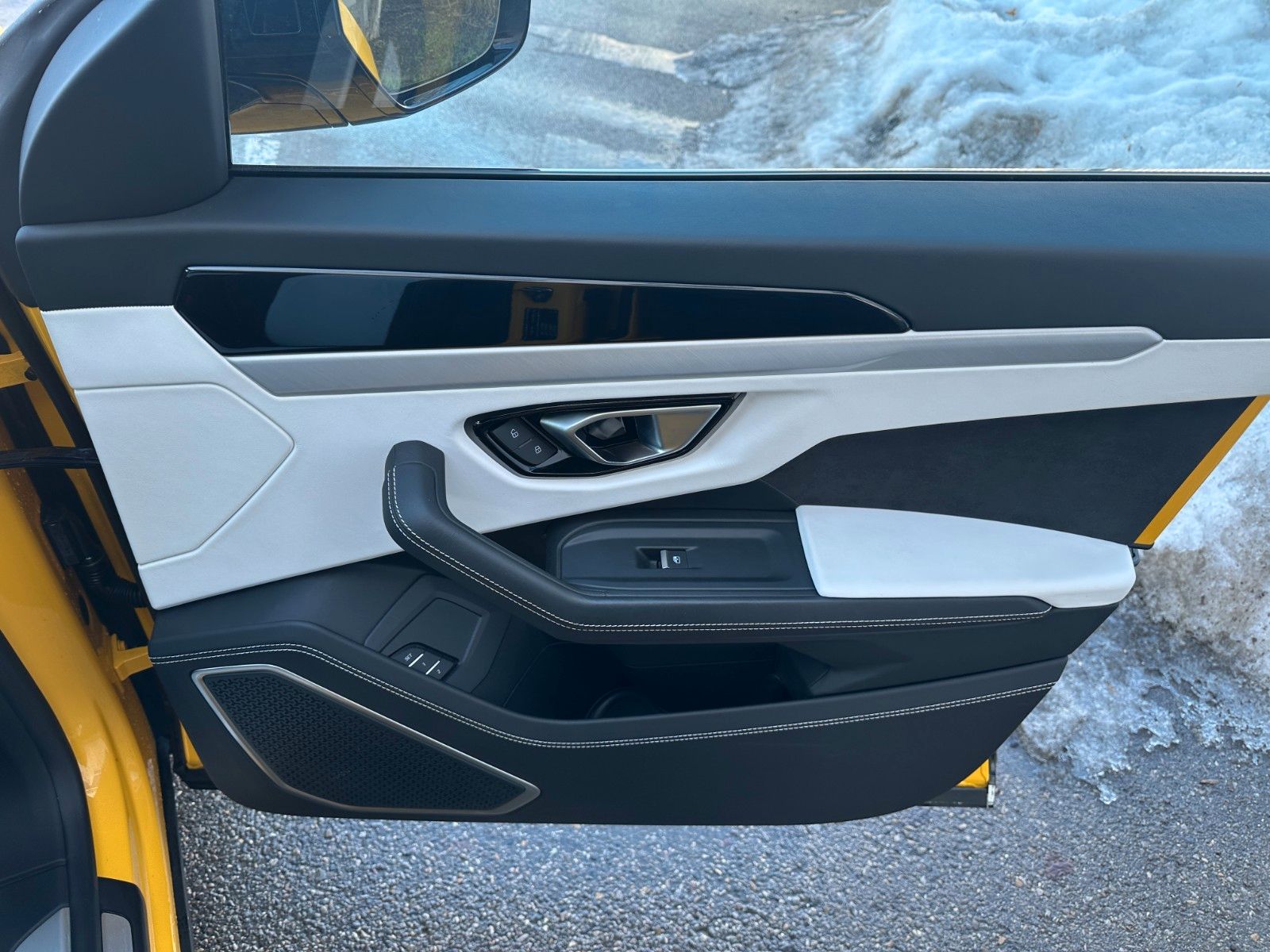 Fahrzeugabbildung Lamborghini Urus 4.0 V8 ACC,HUD,PANO,KERAMIK,LUFT,23",360...