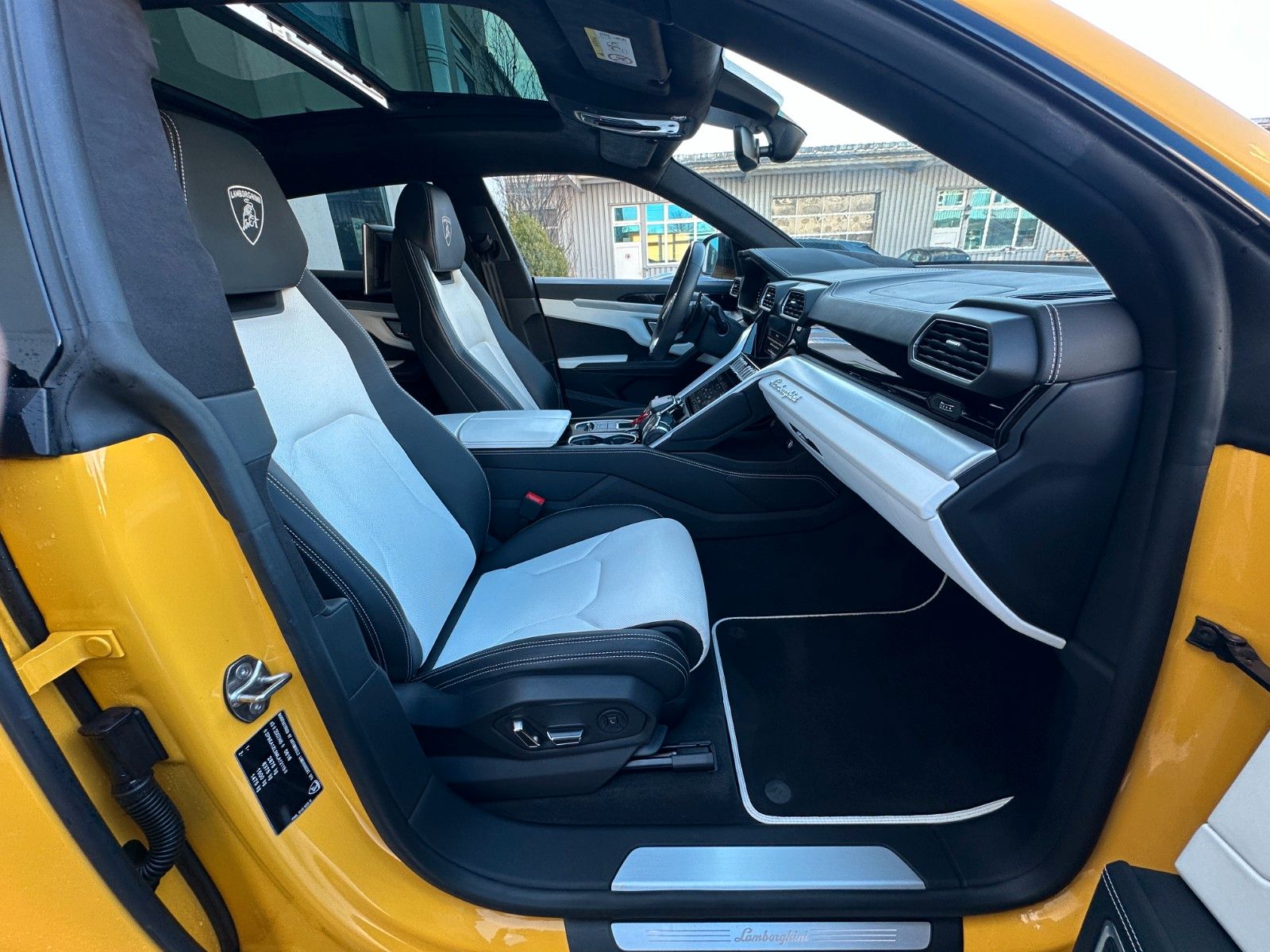 Fahrzeugabbildung Lamborghini Urus 4.0 V8 ACC,HUD,PANO,KERAMIK,LUFT,23",360...