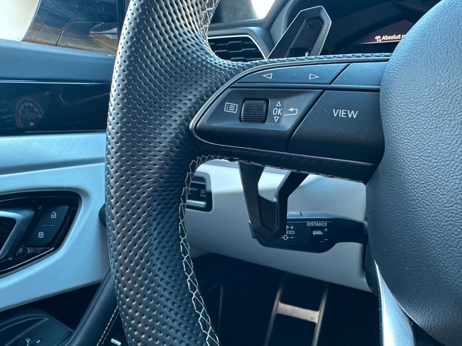 Fahrzeugabbildung Lamborghini Urus 4.0 V8 ACC,HUD,PANO,KERAMIK,LUFT,23",360...