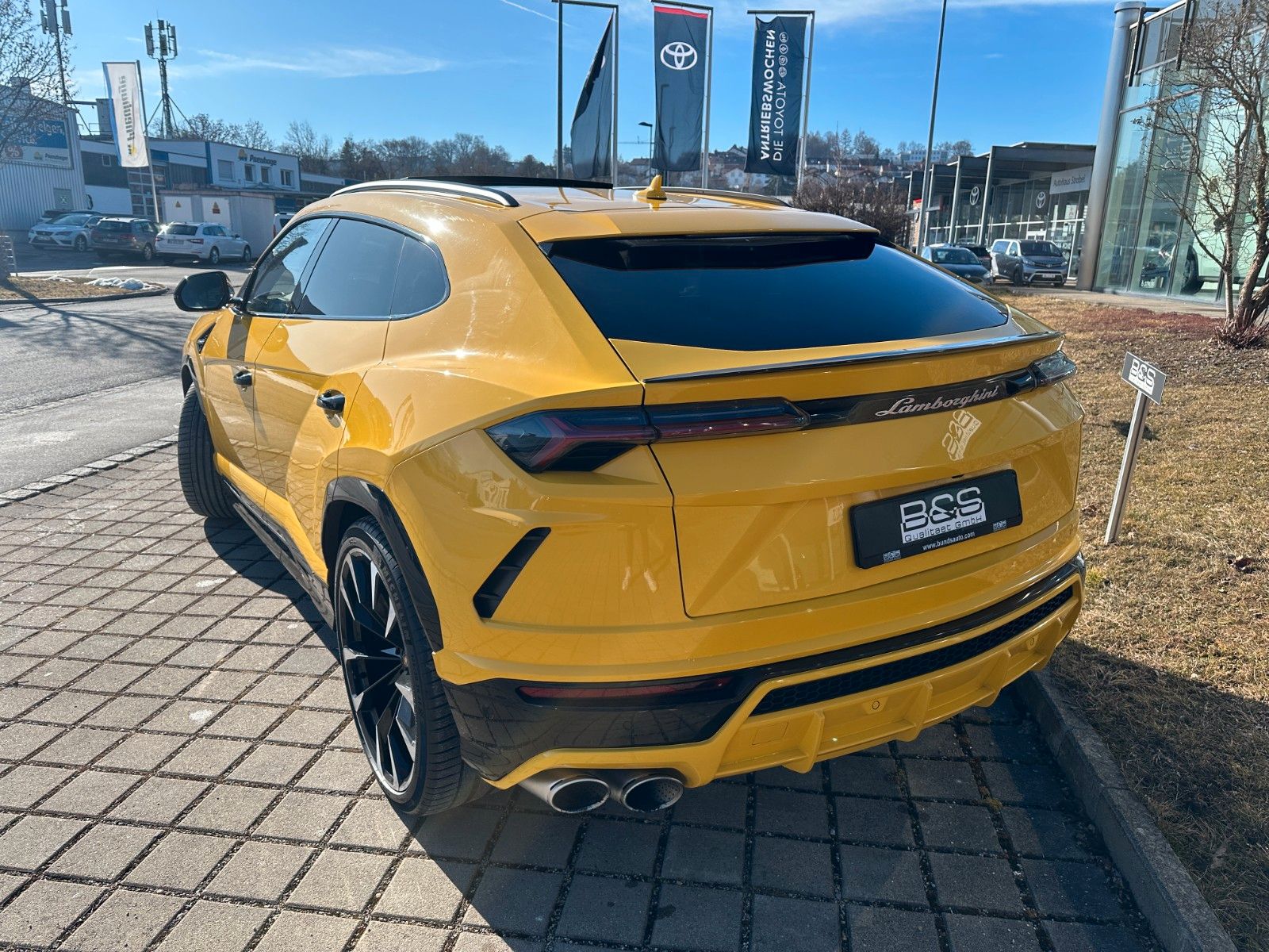 Fahrzeugabbildung Lamborghini Urus 4.0 V8 ACC,HUD,PANO,KERAMIK,LUFT,23",360...