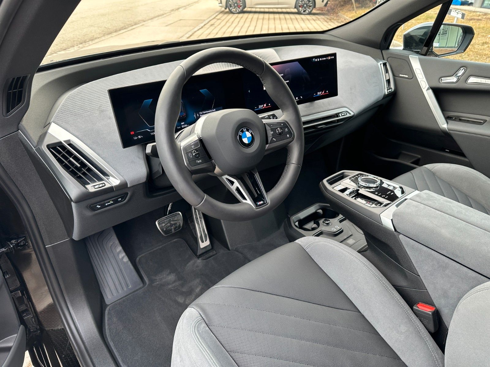 Fahrzeugabbildung BMW iX 45 xDrive M Sport ACC,HUD,HARMAN,AHK,SOFTCL,.