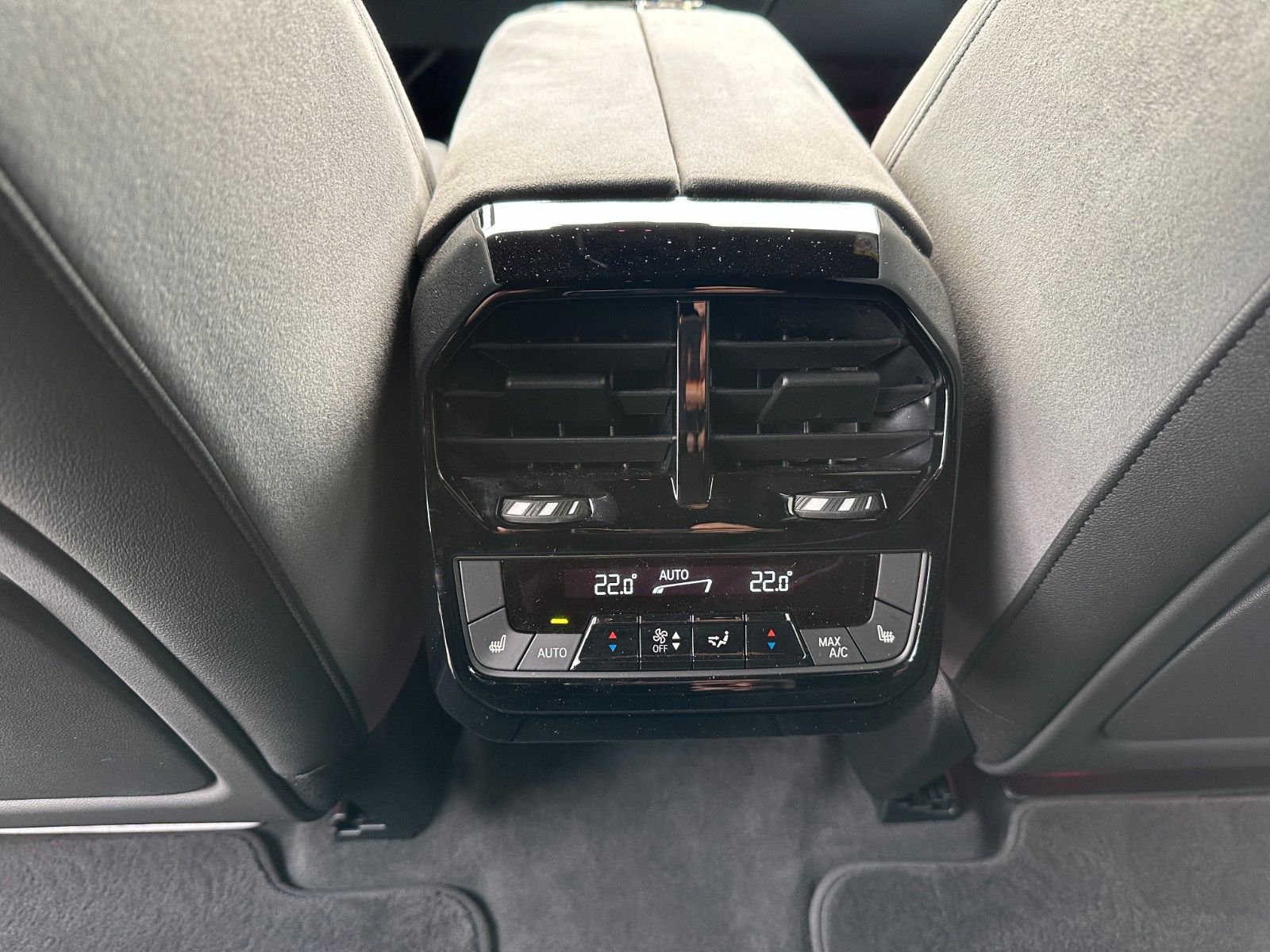 Fahrzeugabbildung BMW iX 45 xDrive M Sport ACC,HUD,HARMAN,AHK,SOFTCL,.