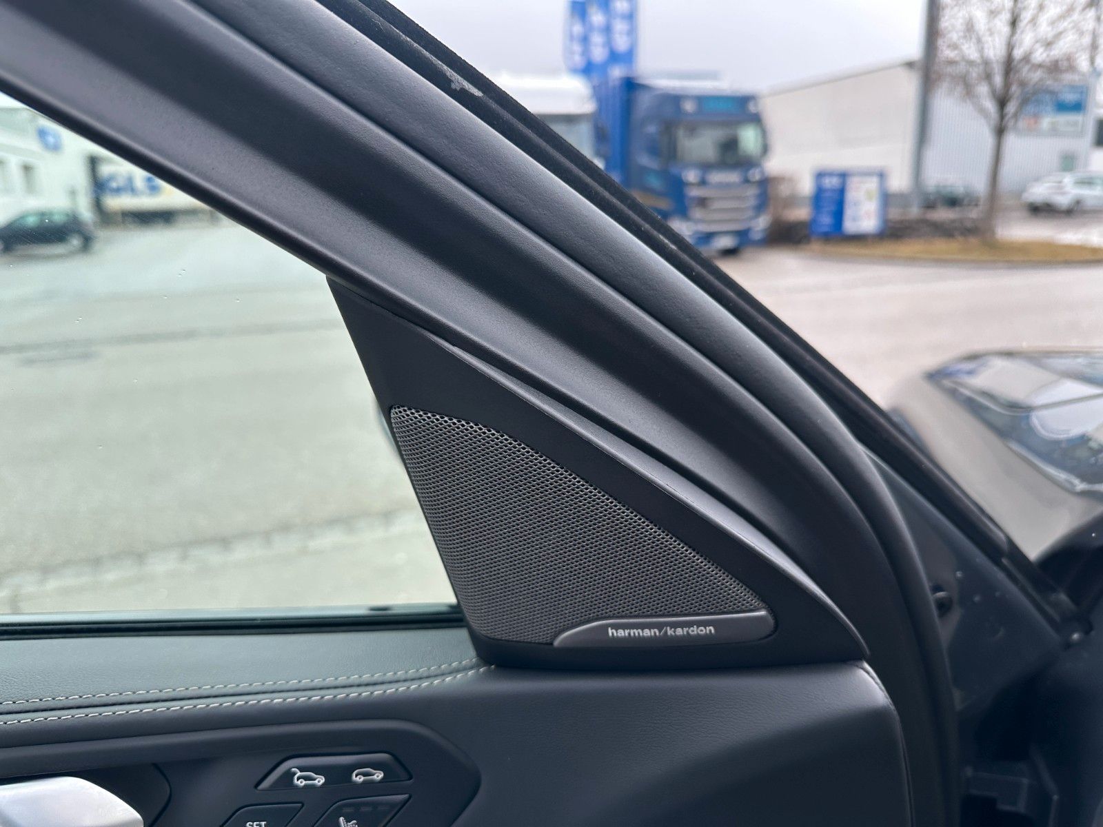 Fahrzeugabbildung BMW X6 M60 i xDrive ACC,HUD,PANO,HARMAN,AHK,22".....