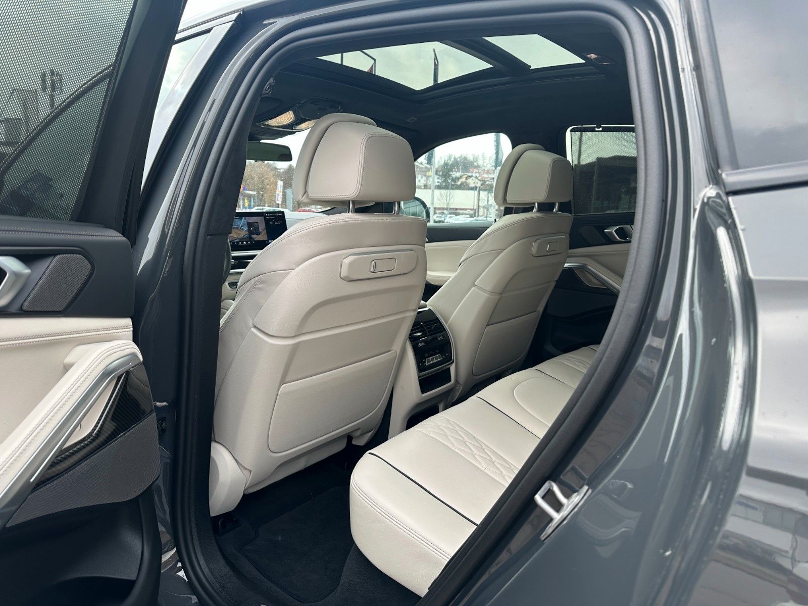 Fahrzeugabbildung BMW X6 M60 i xDrive ACC,HUD,PANO,HARMAN,AHK,22".....