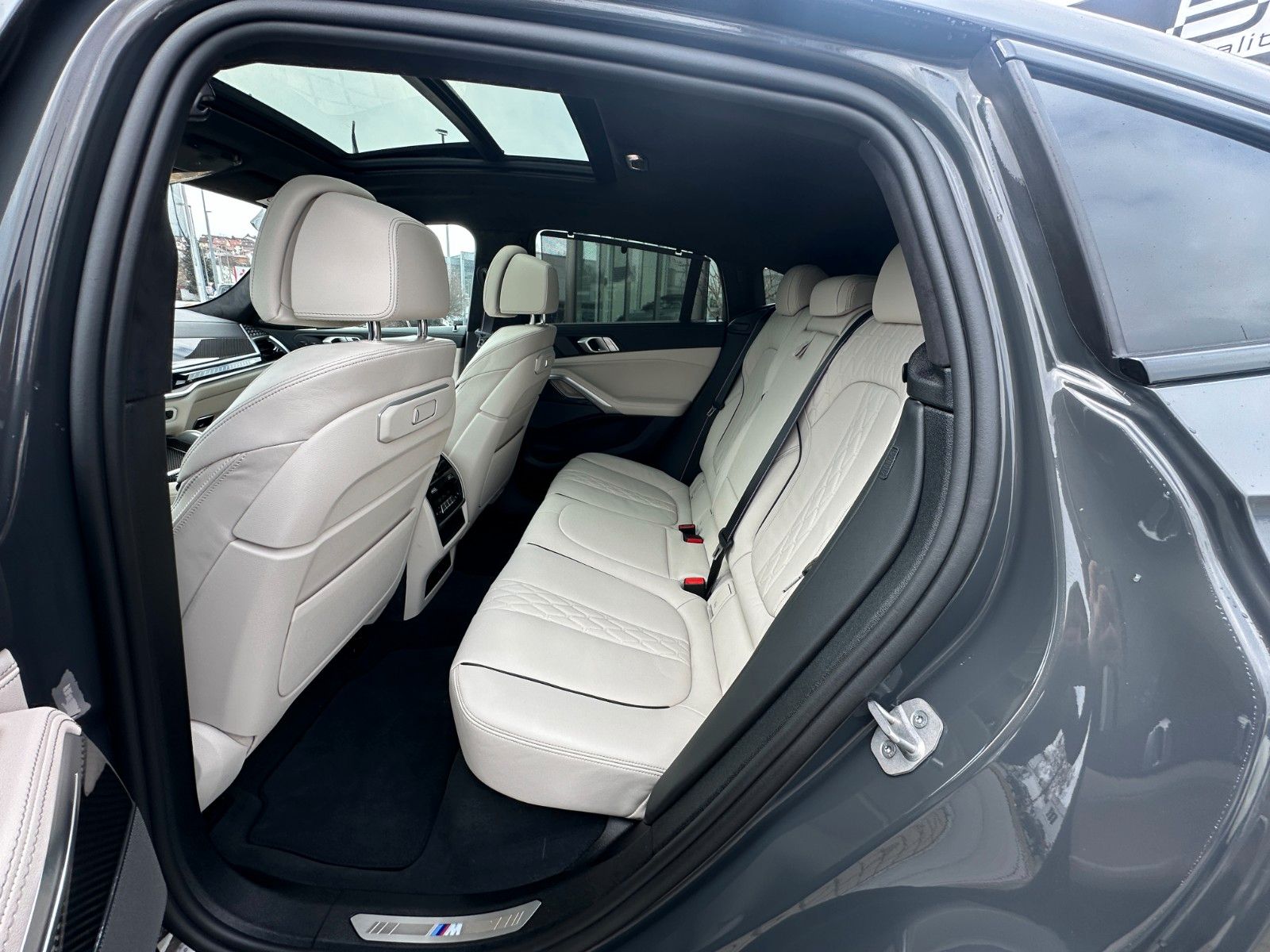 Fahrzeugabbildung BMW X6 M60 i xDrive ACC,HUD,PANO,HARMAN,AHK,22".....