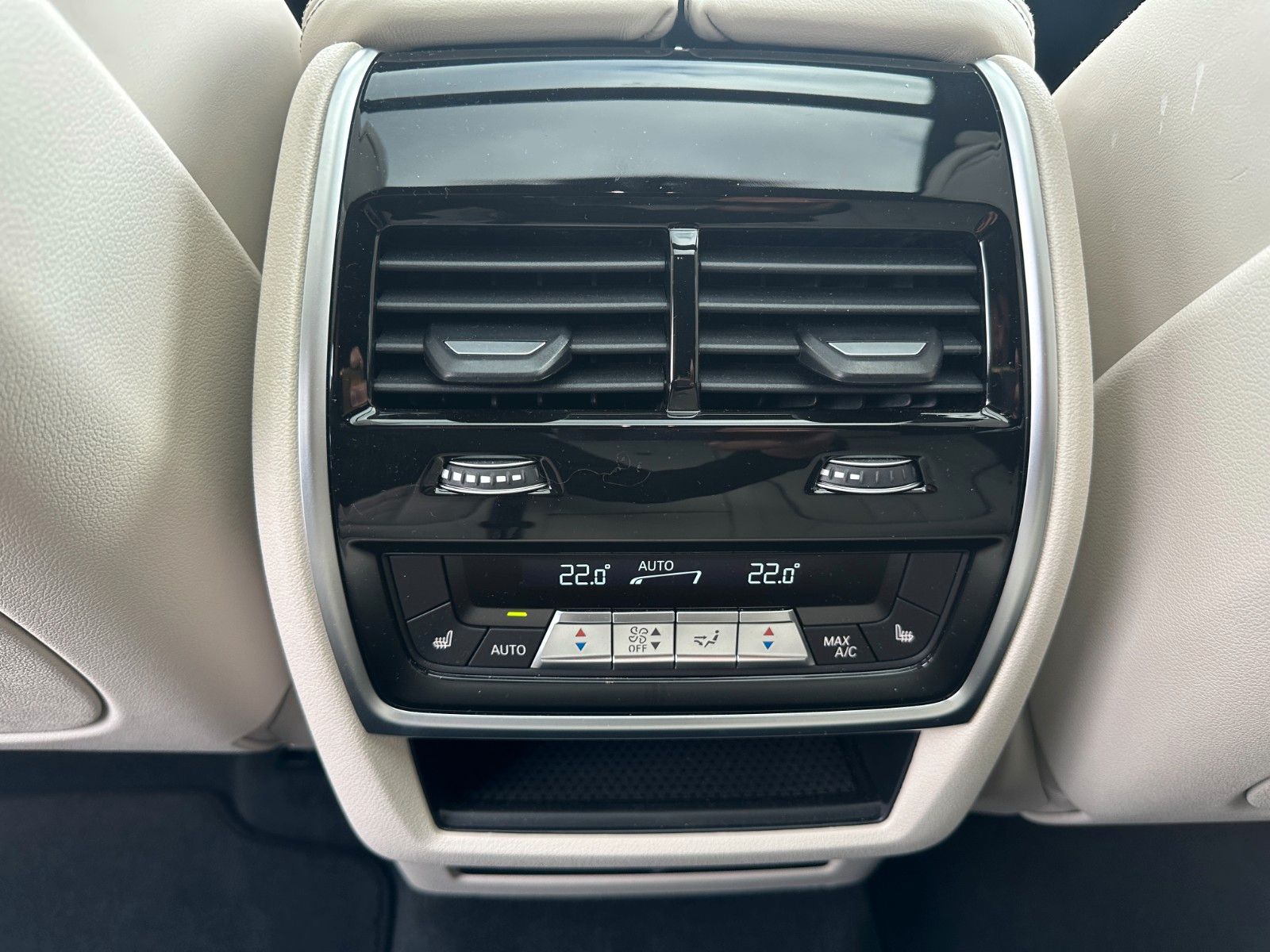 Fahrzeugabbildung BMW X6 M60 i xDrive ACC,HUD,PANO,HARMAN,AHK,22".....