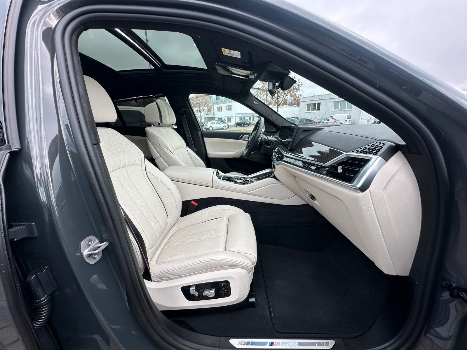 Fahrzeugabbildung BMW X6 M60 i xDrive ACC,HUD,PANO,HARMAN,AHK,22".....