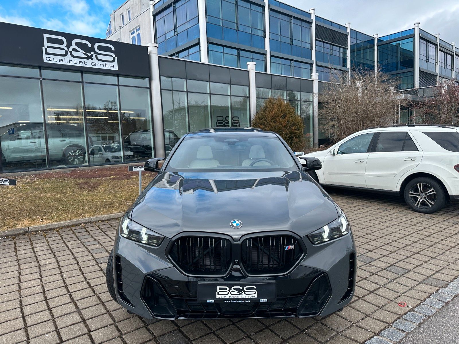 Fahrzeugabbildung BMW X6 M60 i xDrive ACC,HUD,PANO,HARMAN,AHK,22".....