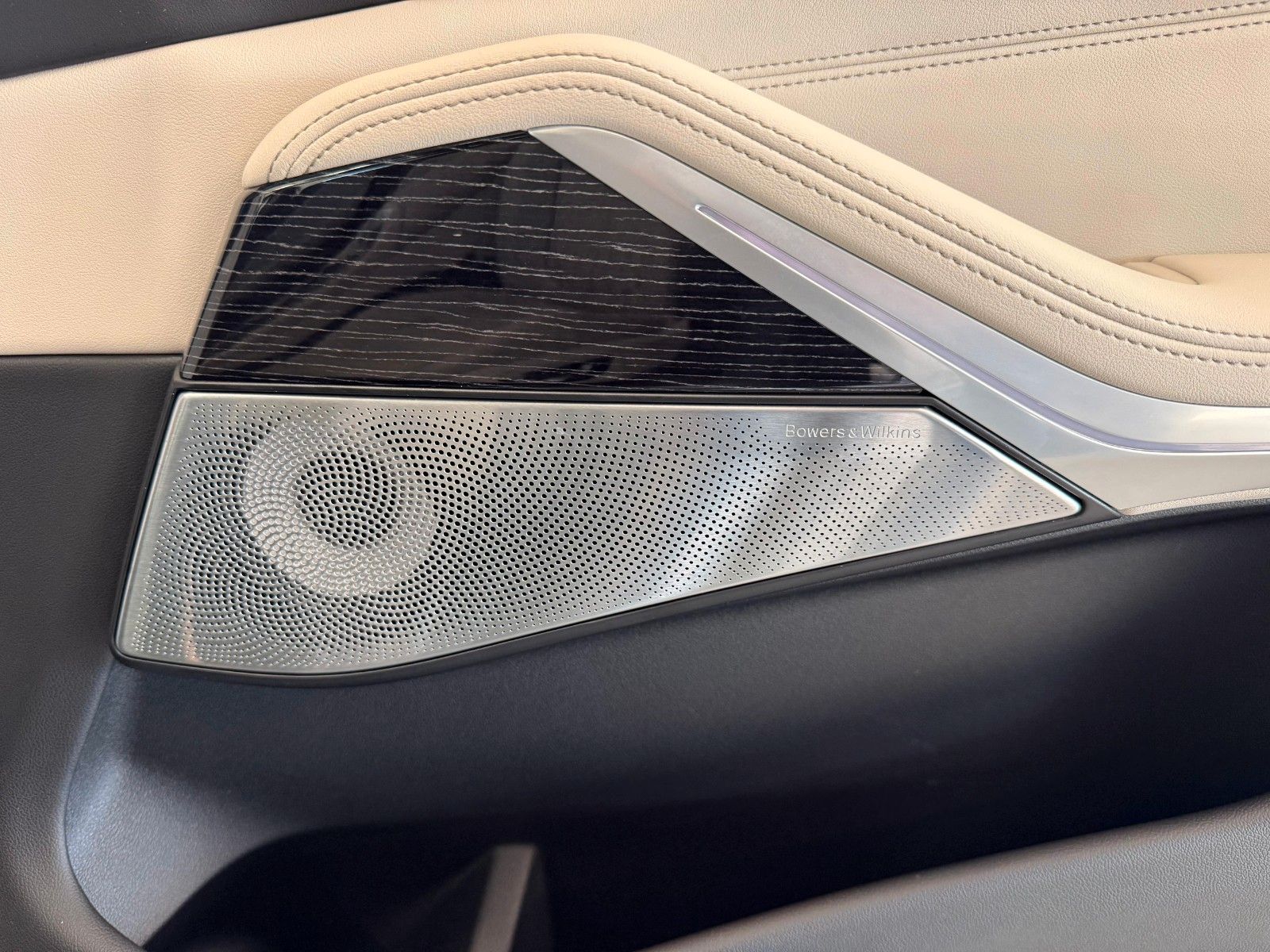 Fahrzeugabbildung BMW X5 40d xDrive M Sport ACC,HUD,PANO,B&W,LUFT,AHK.