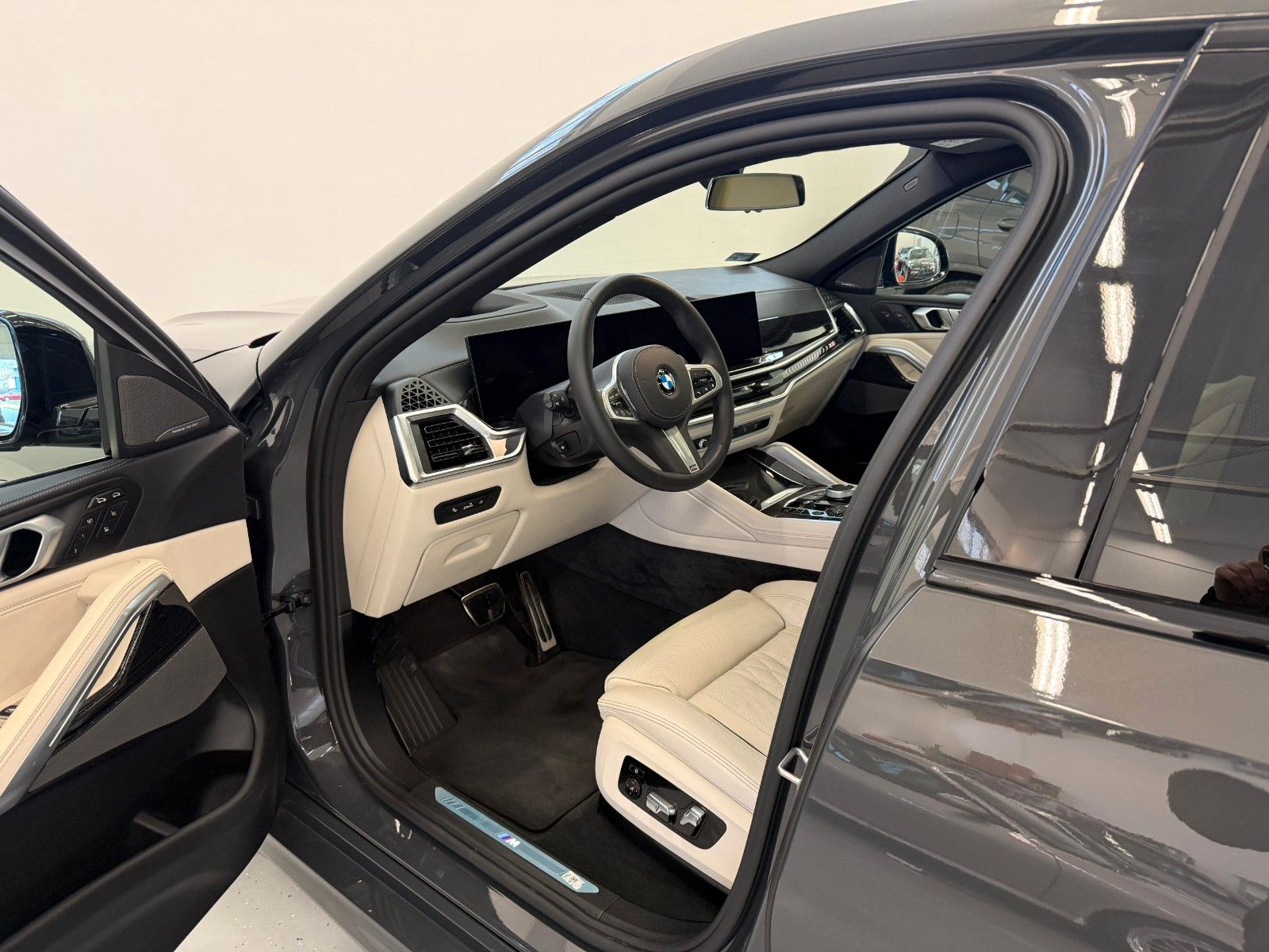 Fahrzeugabbildung BMW X6 30d xDrive M Sport ACC,HUD,SKYL,HARMAN,LUFT