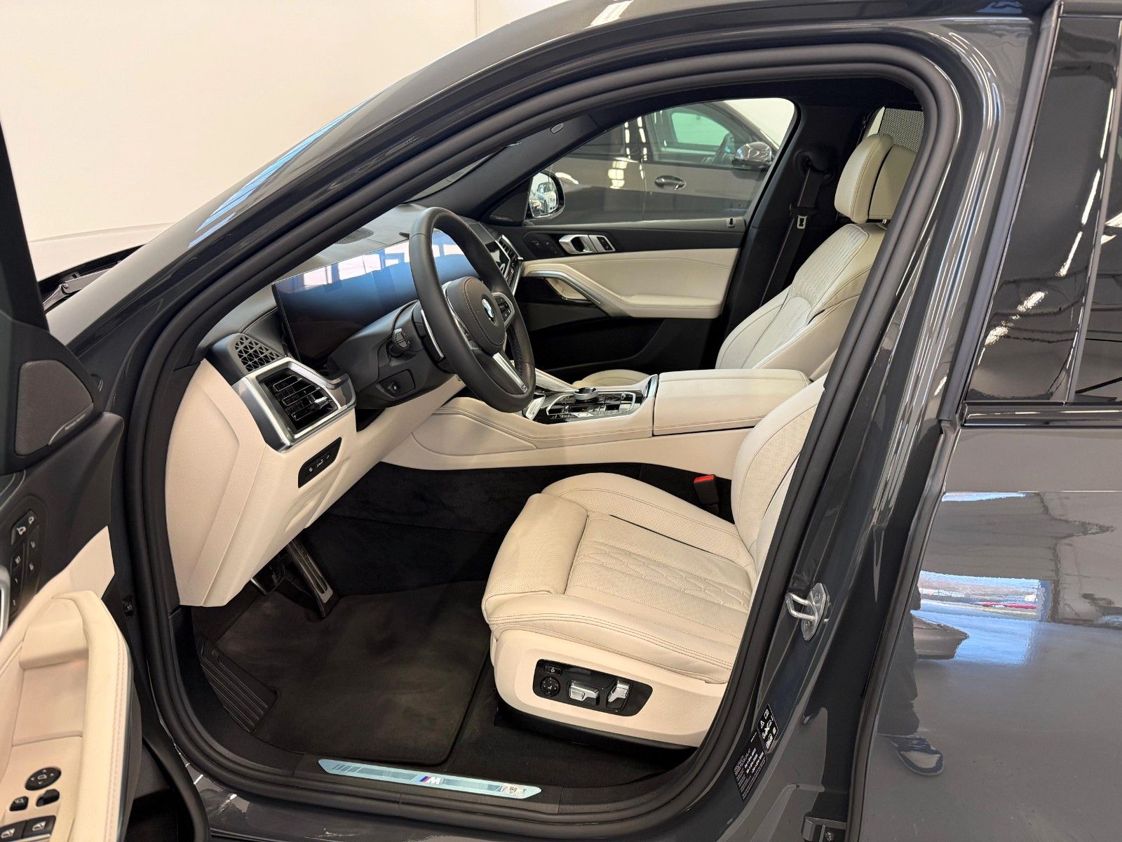 Fahrzeugabbildung BMW X6 30d xDrive M Sport ACC,HUD,SKYL,HARMAN,LUFT