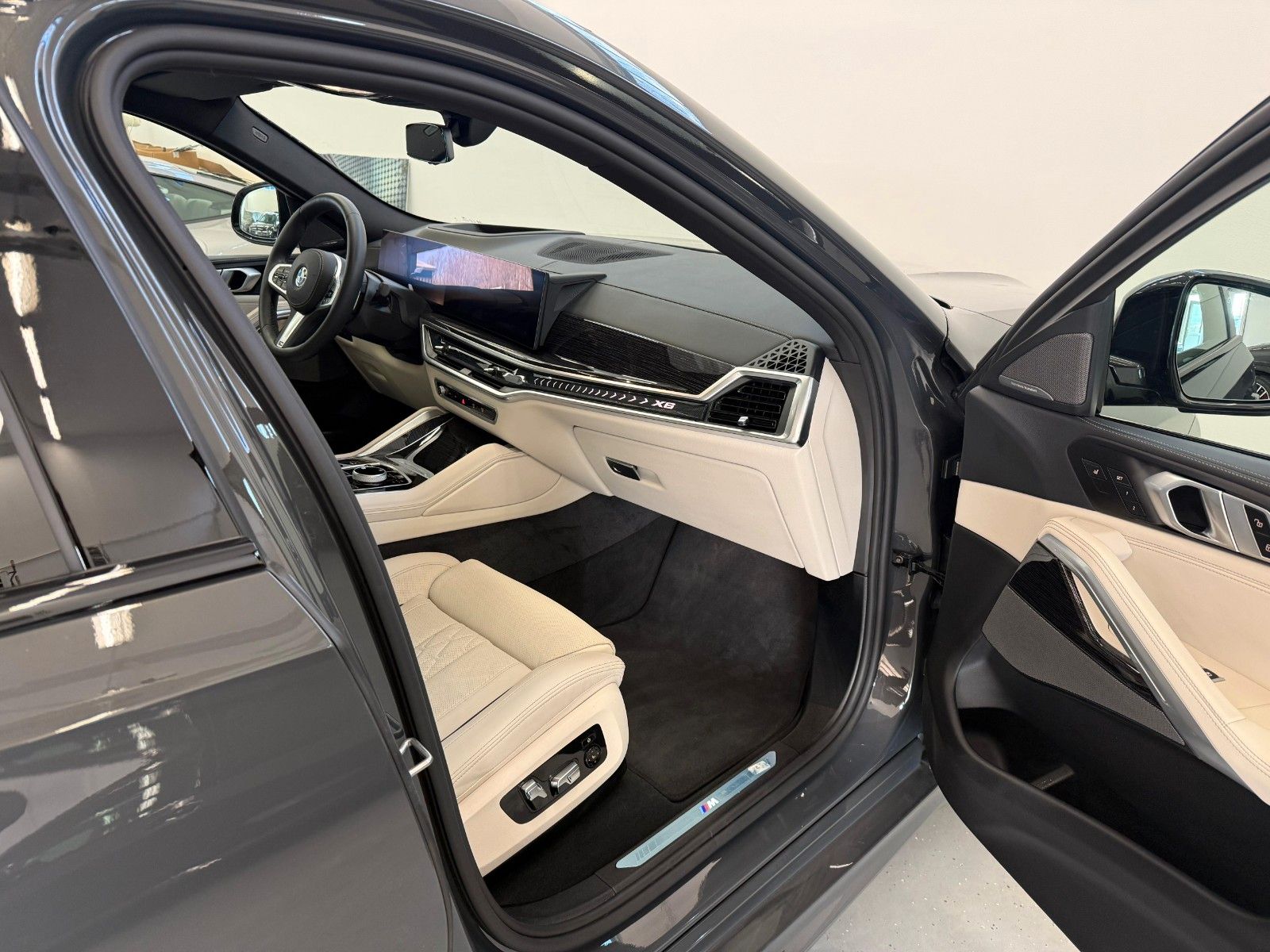 Fahrzeugabbildung BMW X6 30d xDrive M Sport ACC,HUD,SKYL,HARMAN,LUFT