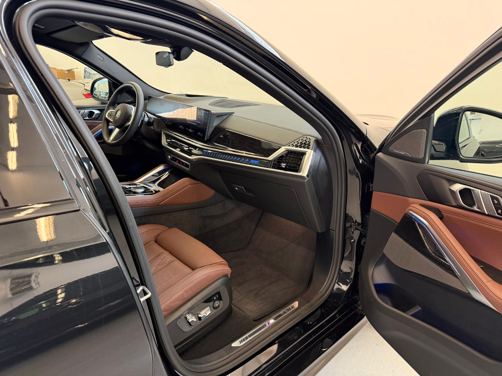 Fahrzeugabbildung BMW X6 40 d xDrive M Sport Pro ACC,H&K,HUD,PANO,LUFT