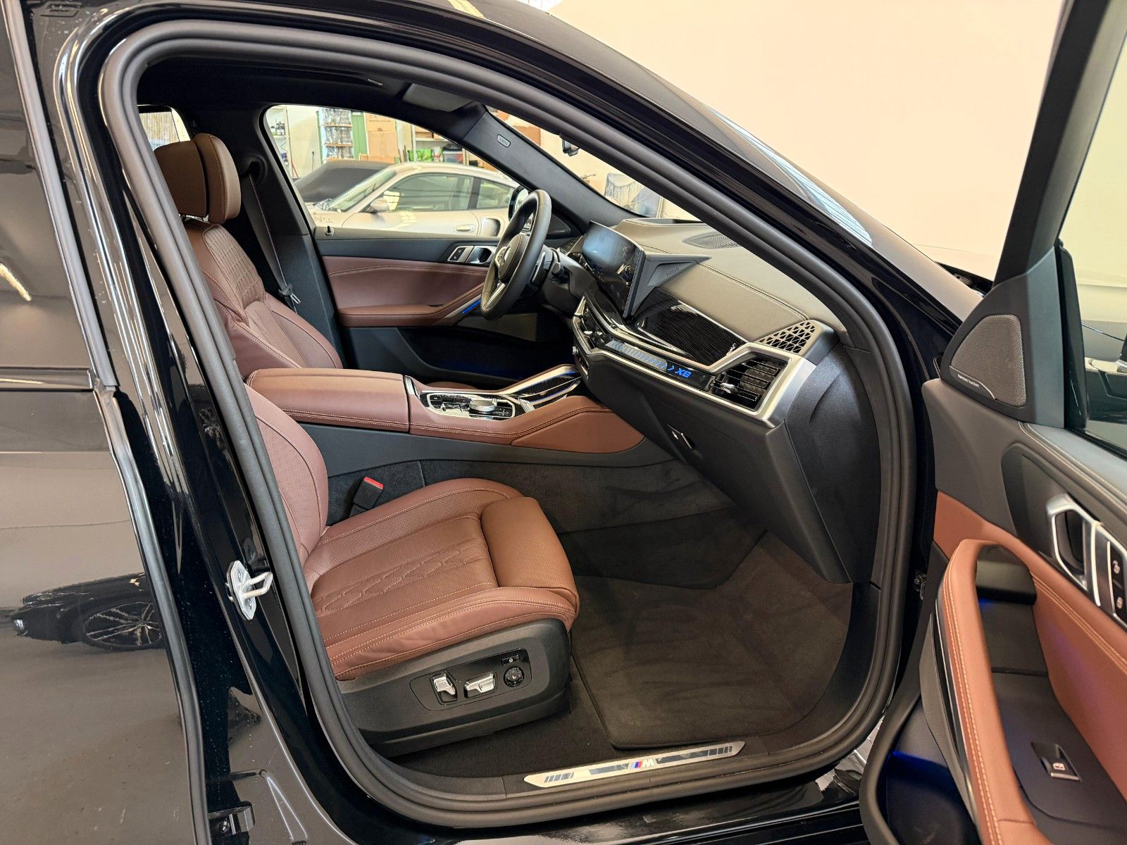 Fahrzeugabbildung BMW X6 40 d xDrive M Sport Pro ACC,H&K,HUD,PANO,LUFT