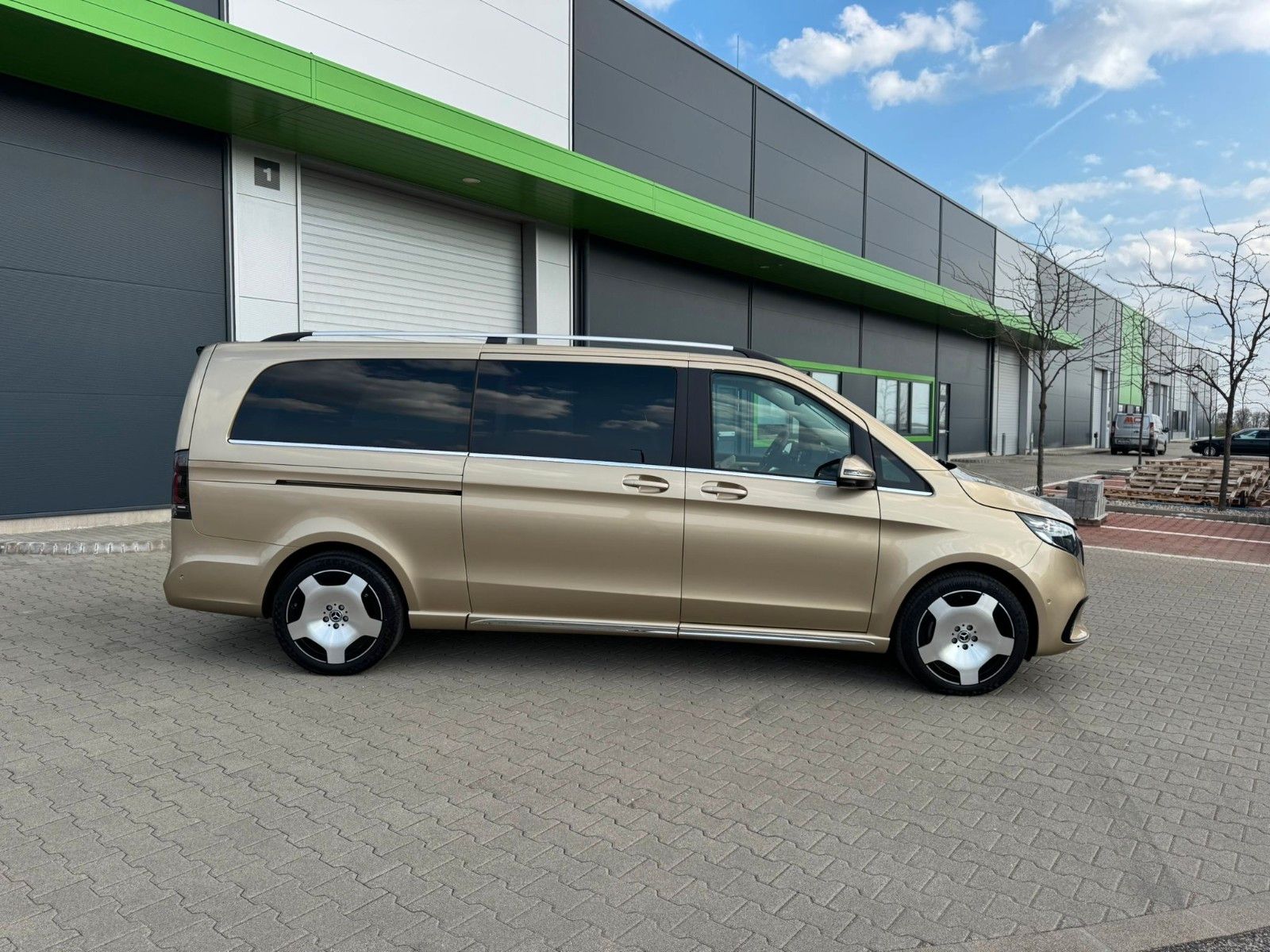 Fahrzeugabbildung Mercedes-Benz V 300d 4M AMG,EXCLUSIVE ExtraL.DISTR,BURM,LUFT