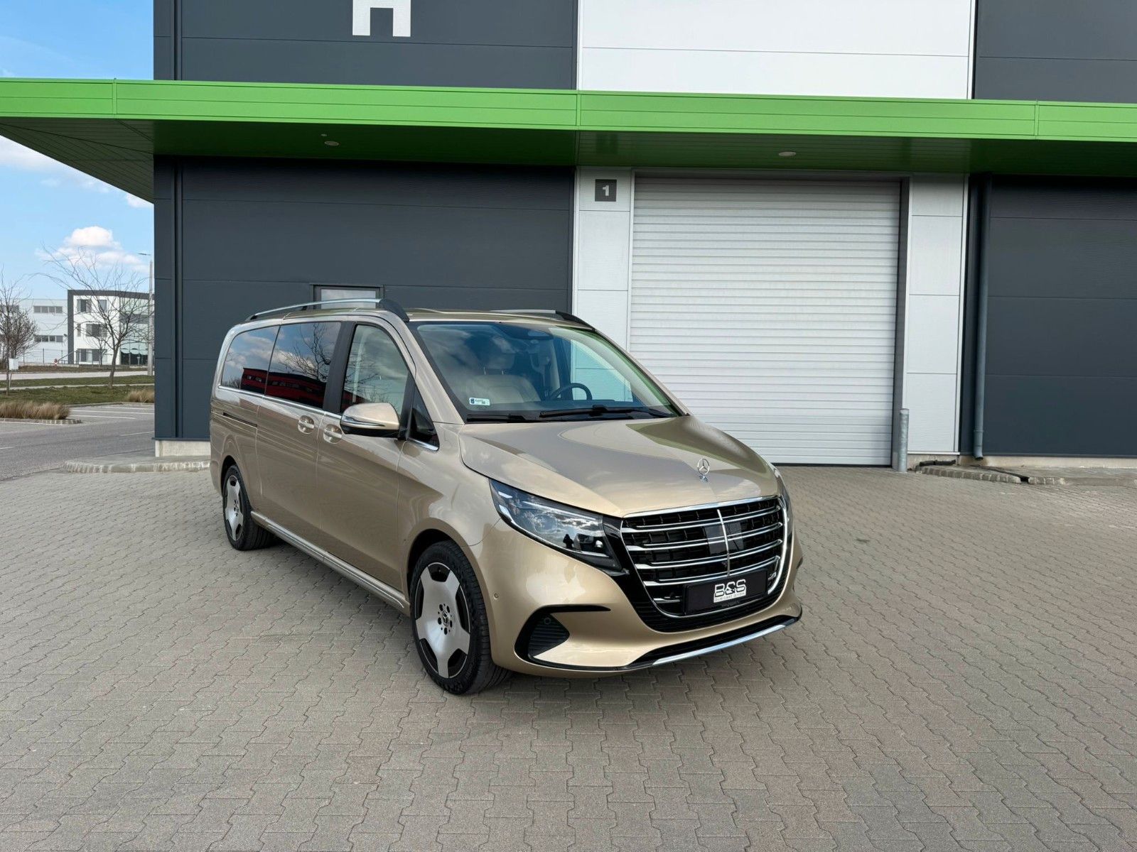 Fahrzeugabbildung Mercedes-Benz V 300d 4M AMG,EXCLUSIVE ExtraL.DISTR,BURM,LUFT