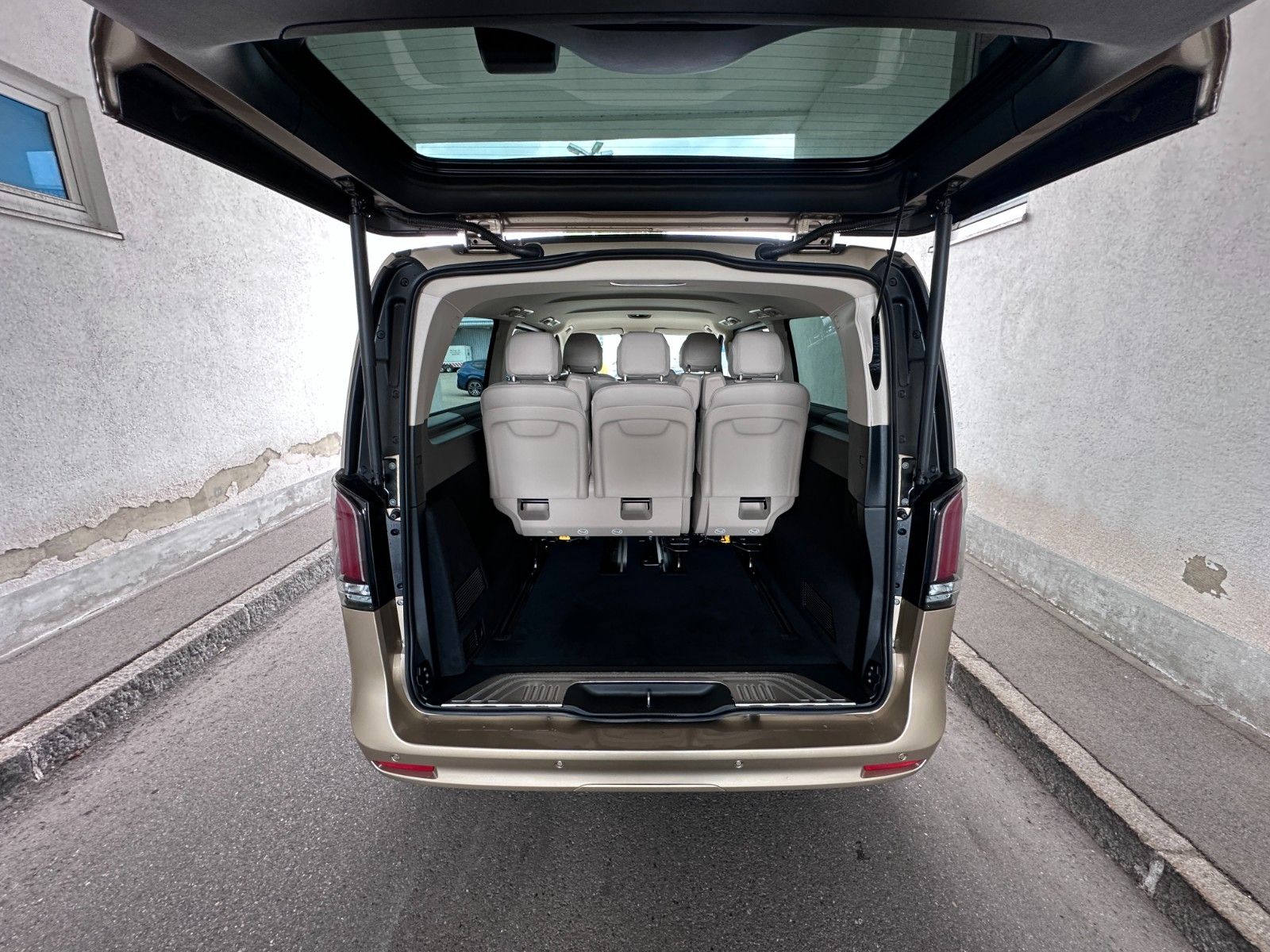 Fahrzeugabbildung Mercedes-Benz V 300d 4M AMG, Extra Lang|DISTR|BURM|AIRMATIC|