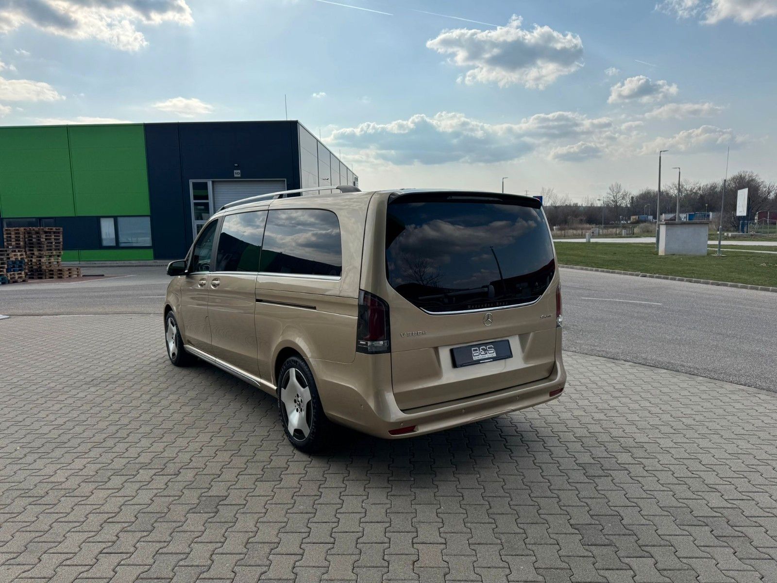 Fahrzeugabbildung Mercedes-Benz V 300d 4M AMG,EXCLUSIVE ExtraL.DISTR,BURM,LUFT