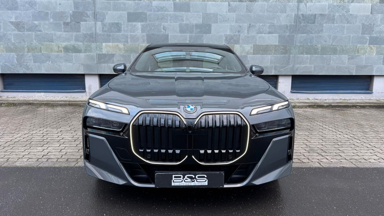 Fahrzeugabbildung BMW 740 d xDrive M Sport Pro SKYL,B&W,ExecutiveL.