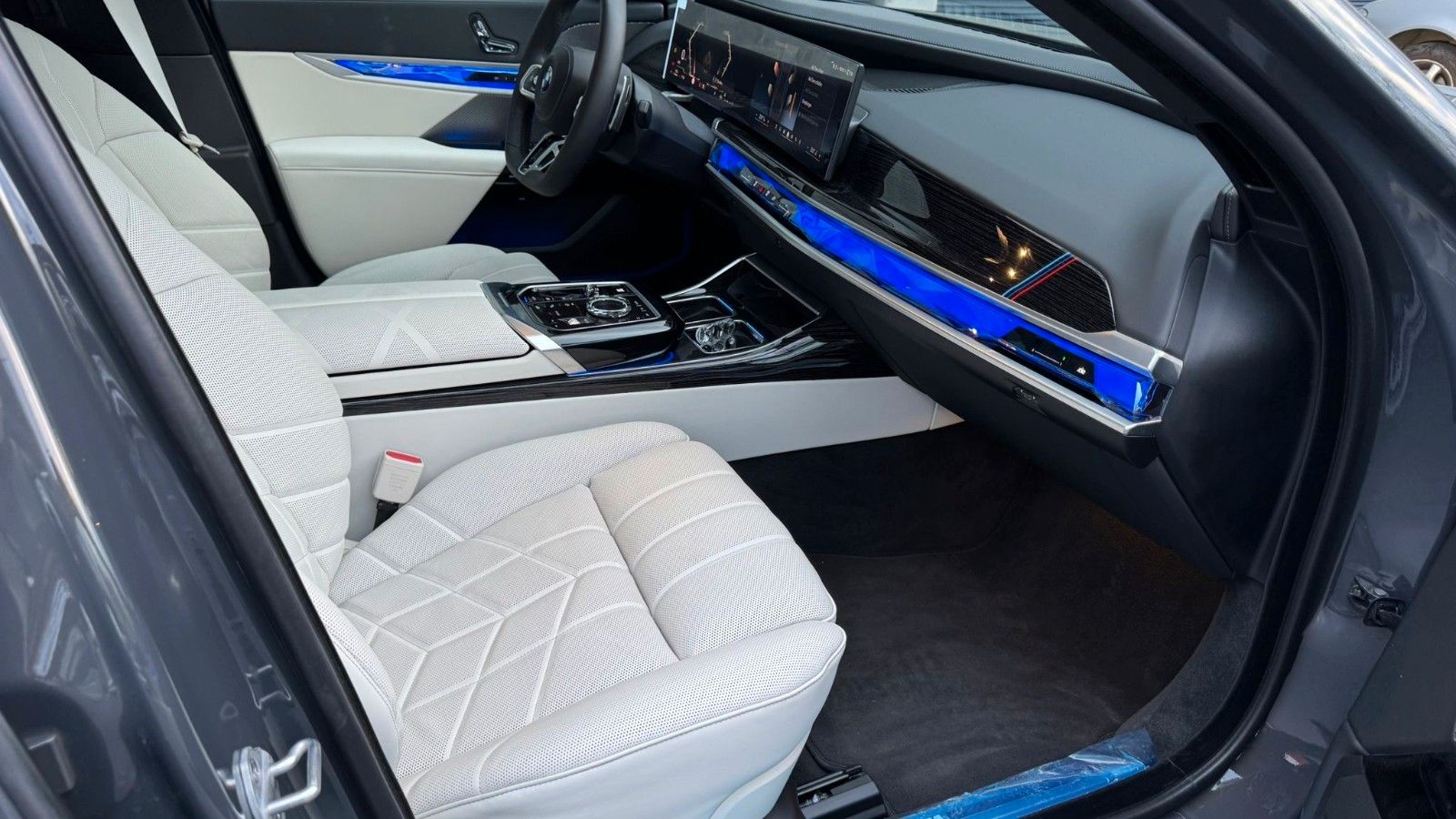 Fahrzeugabbildung BMW 740 d xDrive M Sport Pro SKYL,B&W,ExecutiveL.