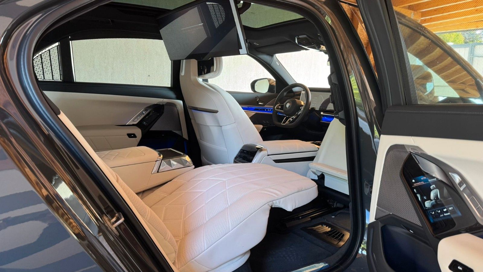 Fahrzeugabbildung BMW 740d xDr M Sport FondEnt,Aut.Tür,Sky,B&W,Execut.