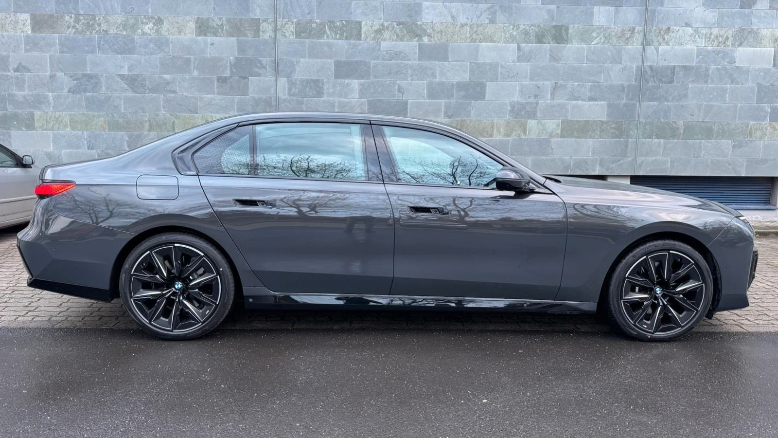 Fahrzeugabbildung BMW 740 d xDrive M Sport Pro SKYL,B&W,ExecutiveL.