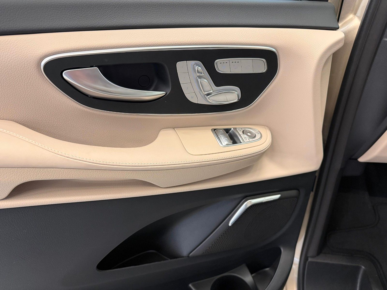 Fahrzeugabbildung Mercedes-Benz V 300 d 4M AMG EXCLUSIVE ExtraL.,Luxussitz,DIST.