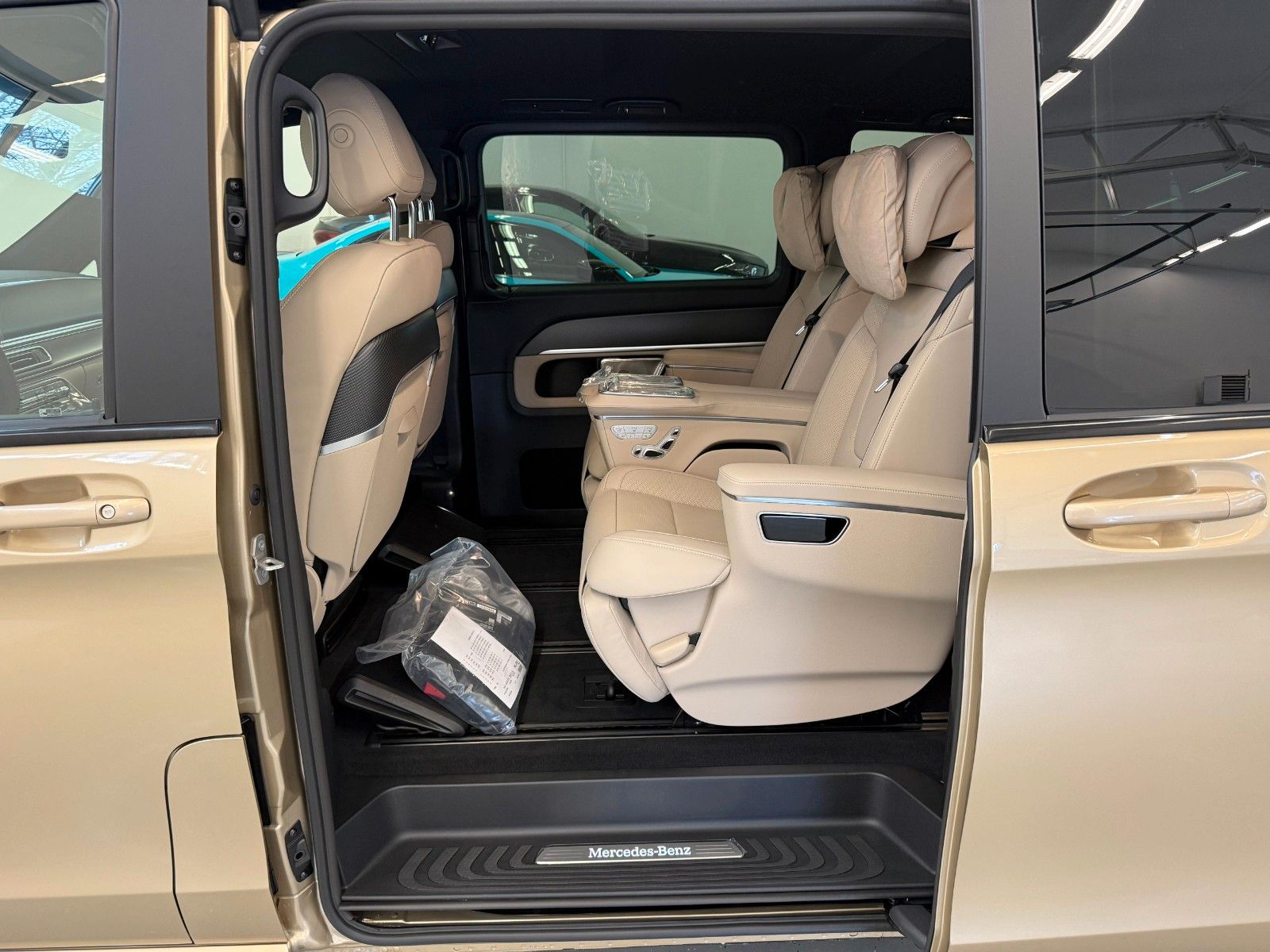 Fahrzeugabbildung Mercedes-Benz V 300 d 4M AMG EXCLUSIVE ExtraL.,Luxussitz,DIST.