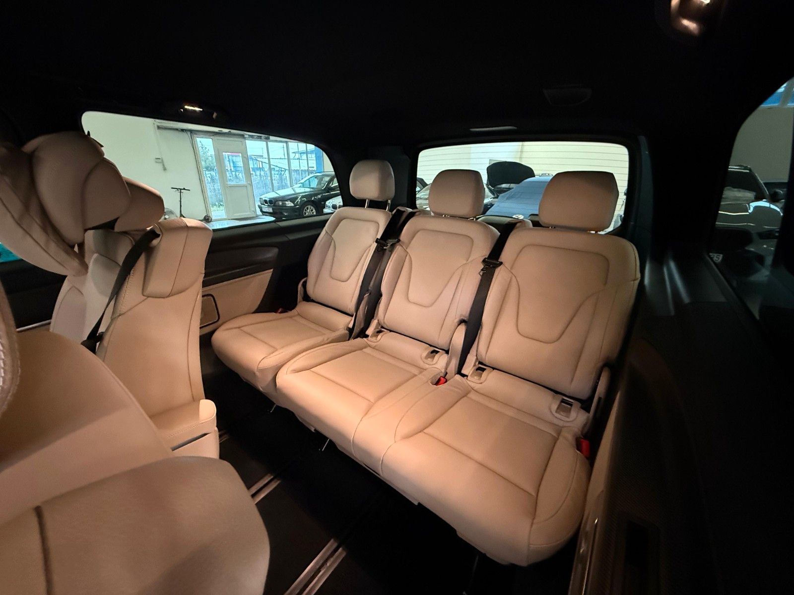 Fahrzeugabbildung Mercedes-Benz V 300 d 4M AMG EXCLUSIVE ExtraL.,Luxussitz,DIST.