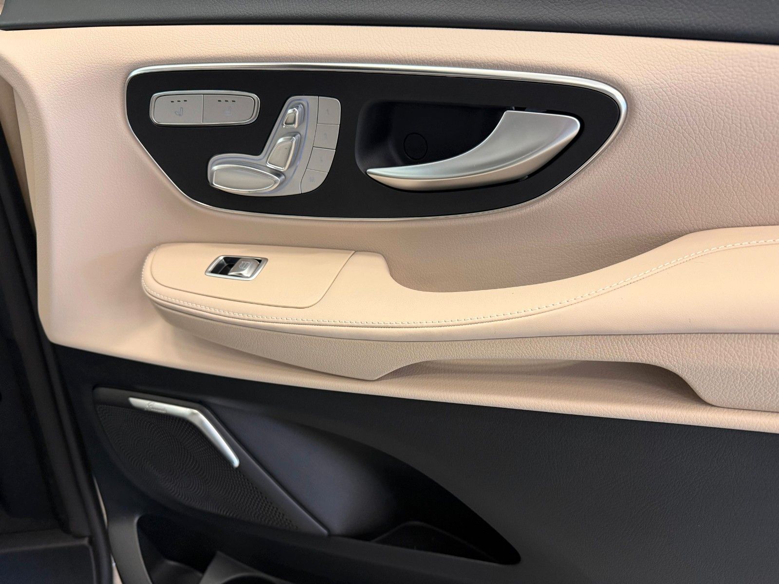 Fahrzeugabbildung Mercedes-Benz V 300 d 4M AMG EXCLUSIVE ExtraL.,Luxussitz,DIST.