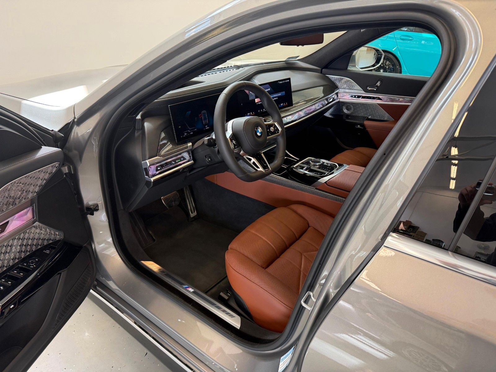 Fahrzeugabbildung BMW 740 d xDrive M Sport FondEnt,Aut.Tür,Sky,B&W,Exe