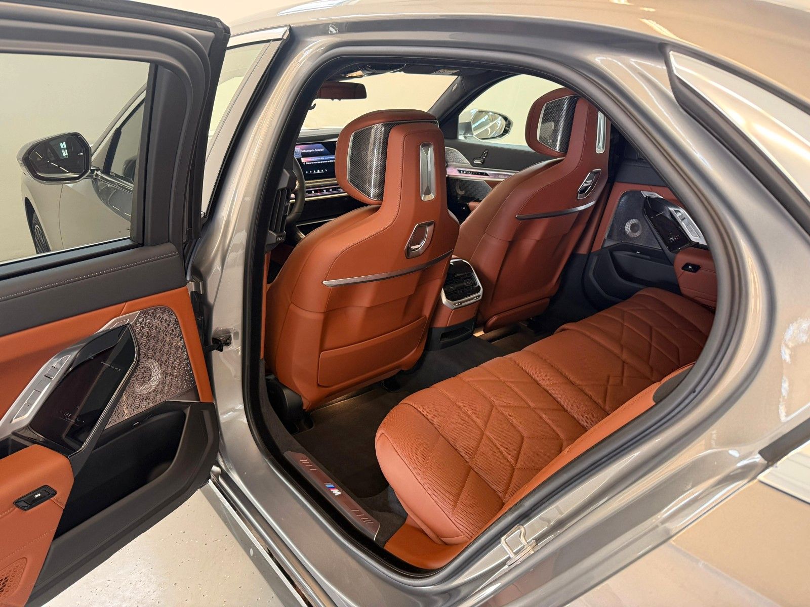 Fahrzeugabbildung BMW 740 d xDrive M Sport FondEnt,Aut.Tür,Sky,B&W,Exe