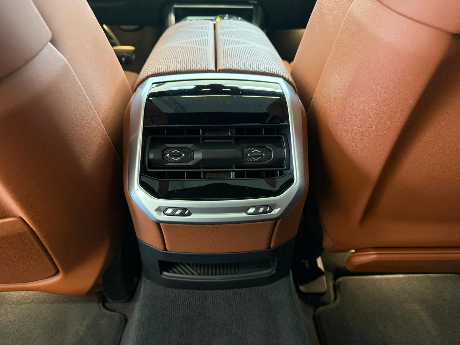 Fahrzeugabbildung BMW 740 d xDrive M Sport FondEnt,Aut.Tür,Sky,B&W,Exe