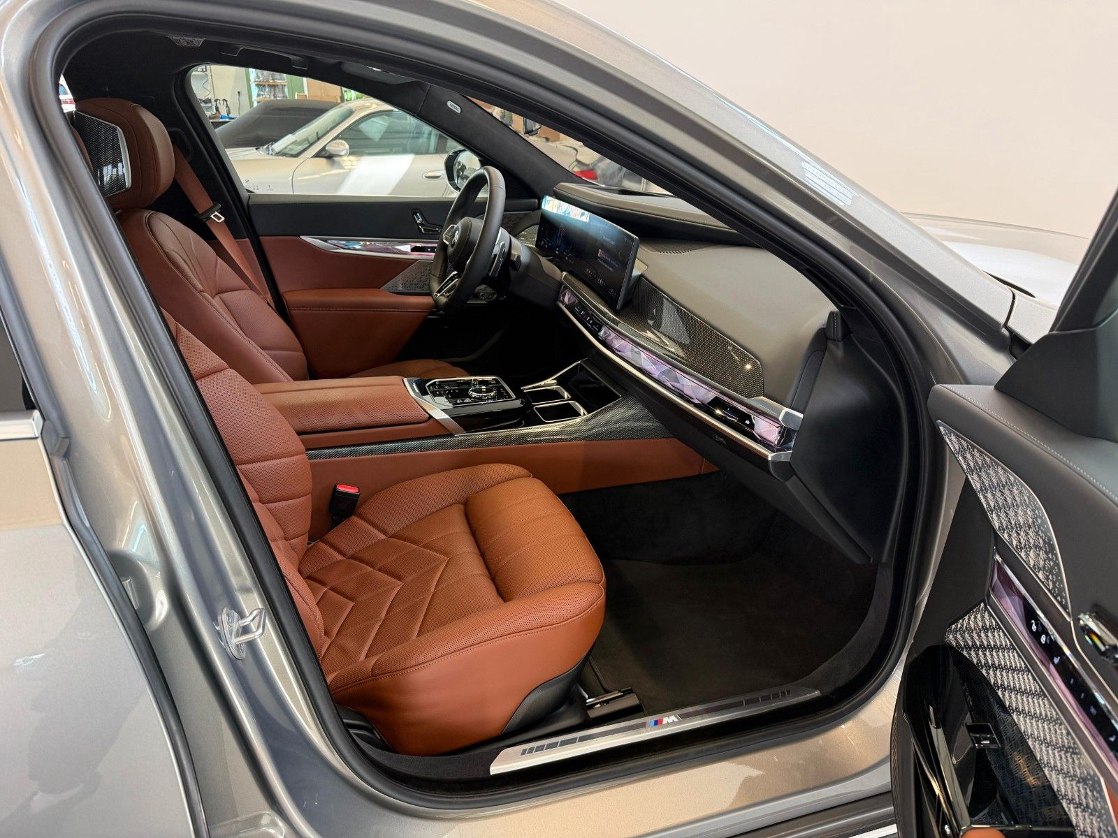 Fahrzeugabbildung BMW 740 d xDrive M Sport FondEnt,Aut.Tür,Sky,B&W,Exe