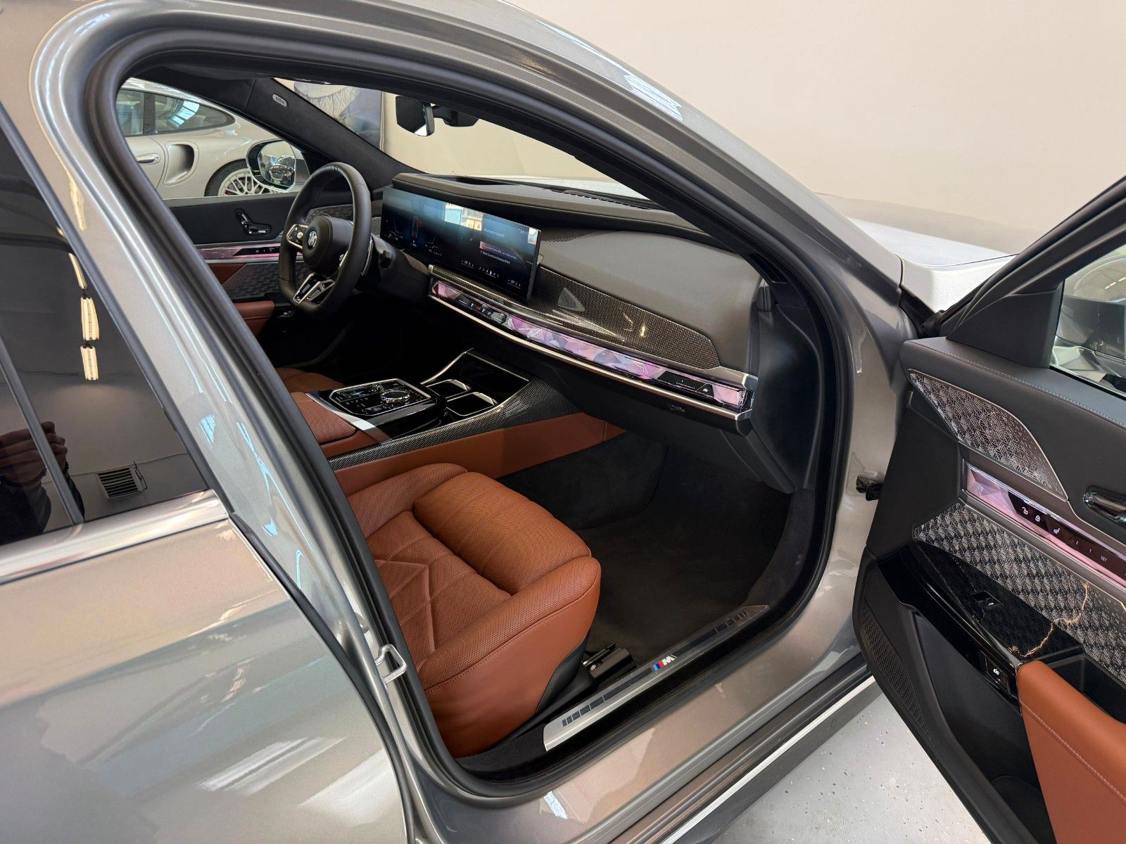 Fahrzeugabbildung BMW 740 d xDrive M Sport FondEnt,Aut.Tür,Sky,B&W,Exe