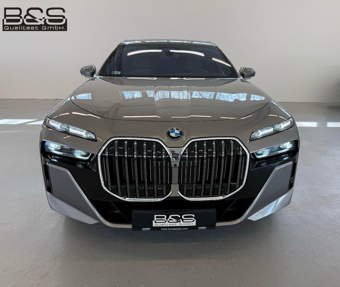 Fahrzeugabbildung BMW 740 d xDrive M Sport FondEnt,Aut.Tür,Sky,B&W,Exe