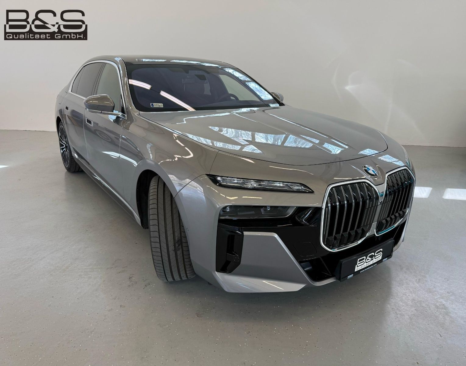 Fahrzeugabbildung BMW 740 d xDrive M Sport FondEnt,Aut.Tür,Sky,B&W,Exe