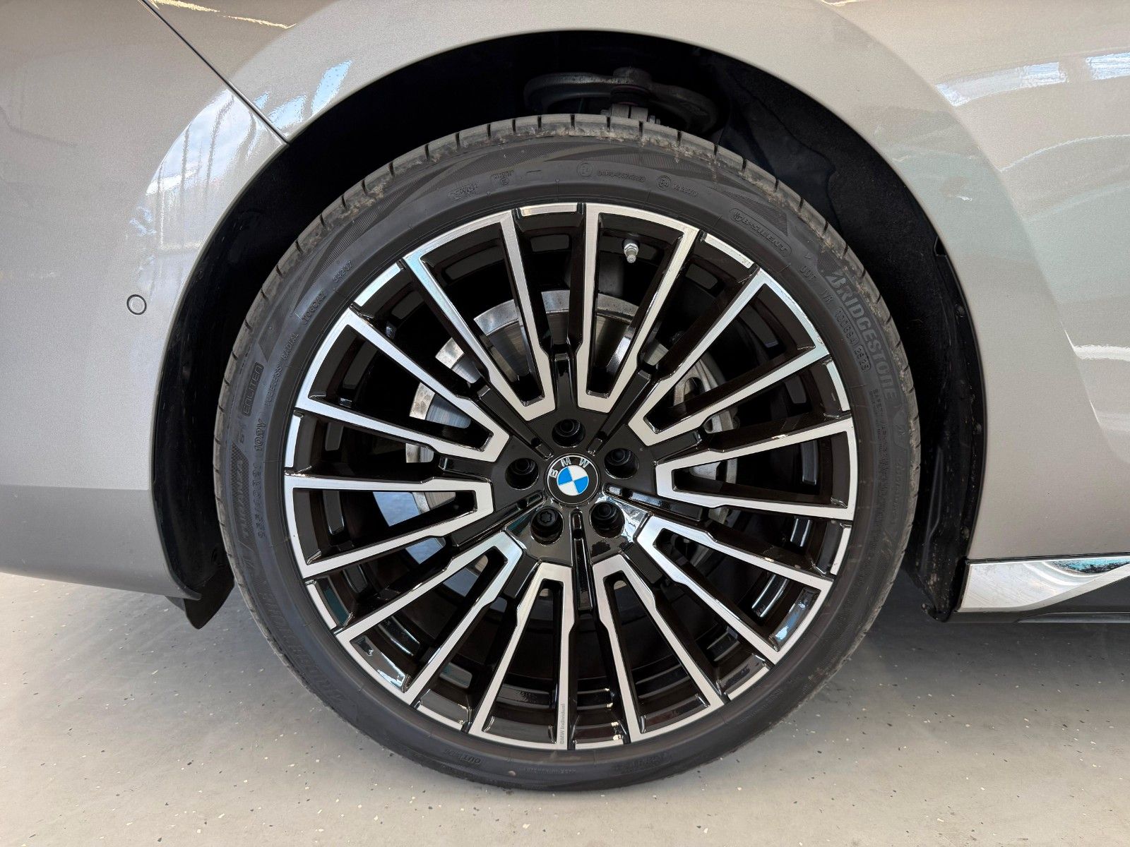 Fahrzeugabbildung BMW 740 d xDrive M Sport FondEnt,Aut.Tür,Sky,B&W,Exe