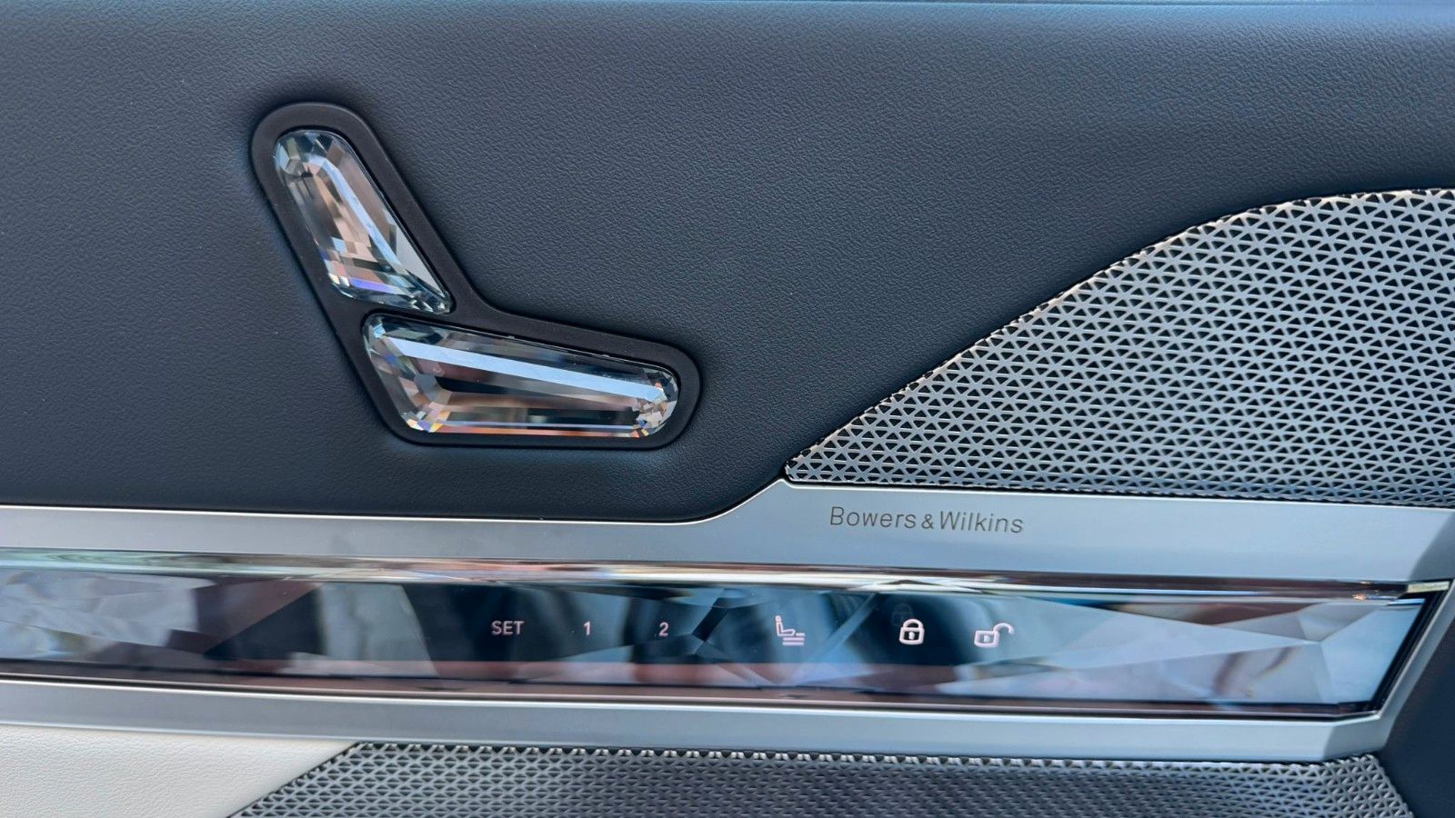 Fahrzeugabbildung BMW 740d xDr M Sport,FondEnt,Aut.Tür,B&W,Executive